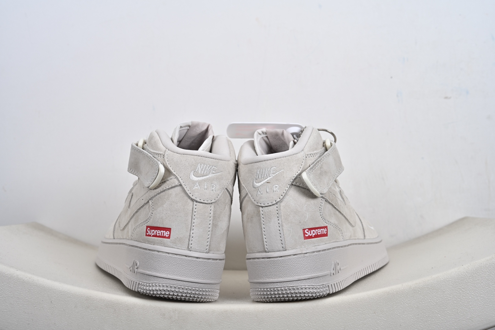 定制版 街头典藏款文案（质感叙事风）浅灰麂皮的温柔暴击 是Supreme与Nike Air Force 1 Mid的联名浪漫 DV0788-001