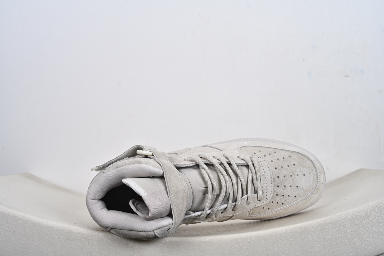 定制版 街头典藏款文案（质感叙事风）浅灰麂皮的温柔暴击 是Supreme与Nike Air Force 1 Mid的联名浪漫 DV0788-001