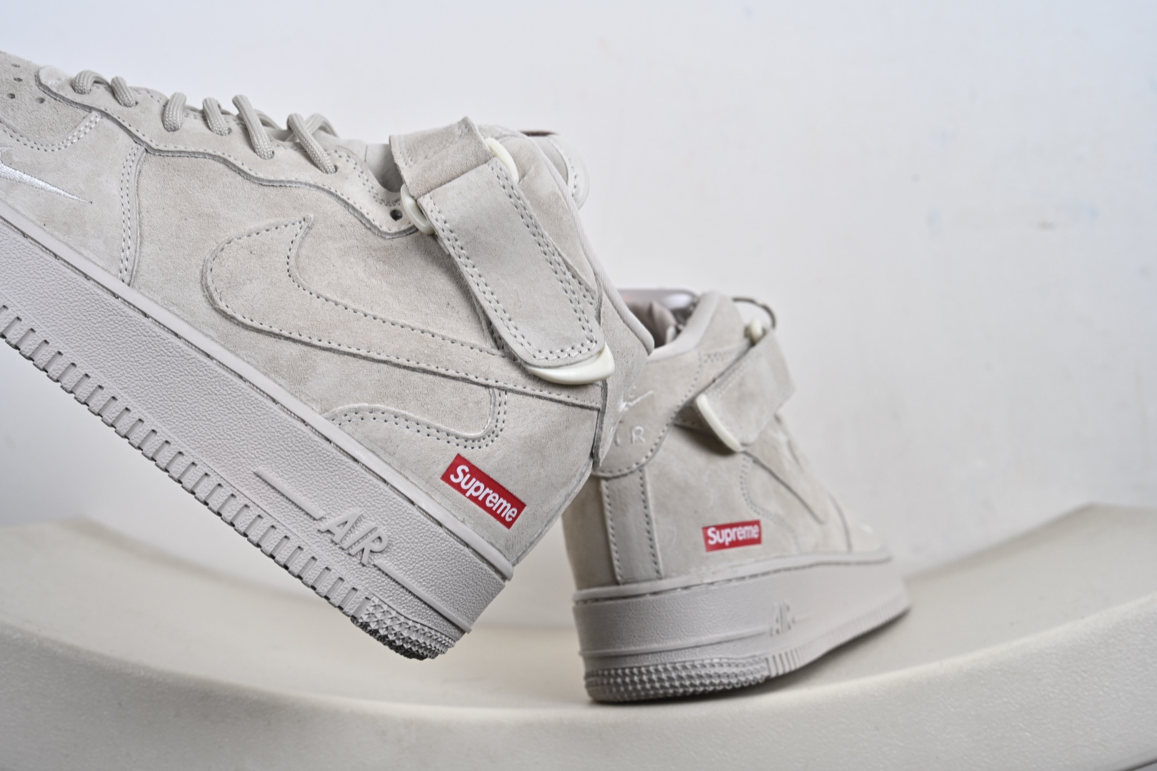定制版 街头典藏款文案（质感叙事风）浅灰麂皮的温柔暴击 是Supreme与Nike Air Force 1 Mid的联名浪漫 DV0788-001