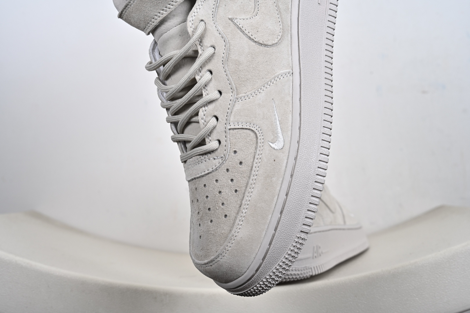 定制版 街头典藏款文案（质感叙事风）浅灰麂皮的温柔暴击 是Supreme与Nike Air Force 1 Mid的联名浪漫 DV0788-001