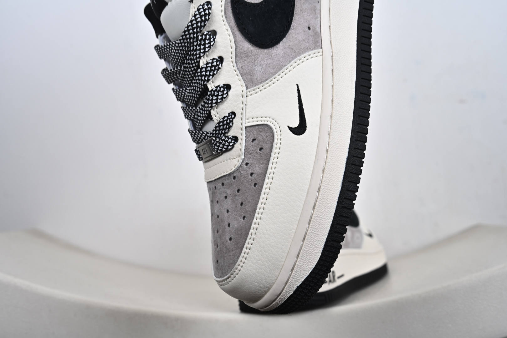 定制版 NK Air Force 1'07 Low 斯图西联名 白灰黑 空军一号低帮休闲板鞋 XD9314-617 定制版 NK Air Force 1'07 Low 斯图西联名 白灰黑 空军一号低帮休闲板鞋 XD9314-617