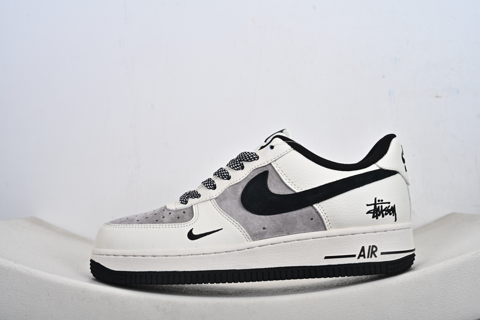 定制版 NK Air Force 1'07 Low 斯图西联名 白灰黑 空军一号低帮休闲板鞋 XD9314-617 定制版 NK Air Force 1'07 Low 斯图西联名 白灰黑 空军一号低帮休闲板鞋 XD9314-617