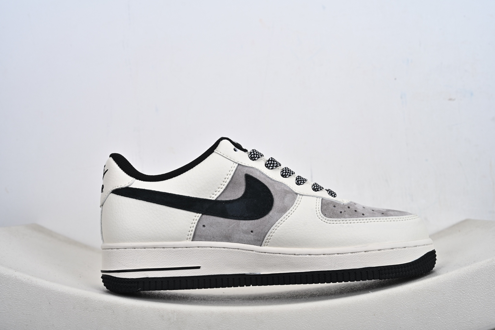 定制版 NK Air Force 1'07 Low 斯图西联名 白灰黑 空军一号低帮休闲板鞋 XD9314-617 定制版 NK Air Force 1'07 Low 斯图西联名 白灰黑 空军一号低帮休闲板鞋 XD9314-617