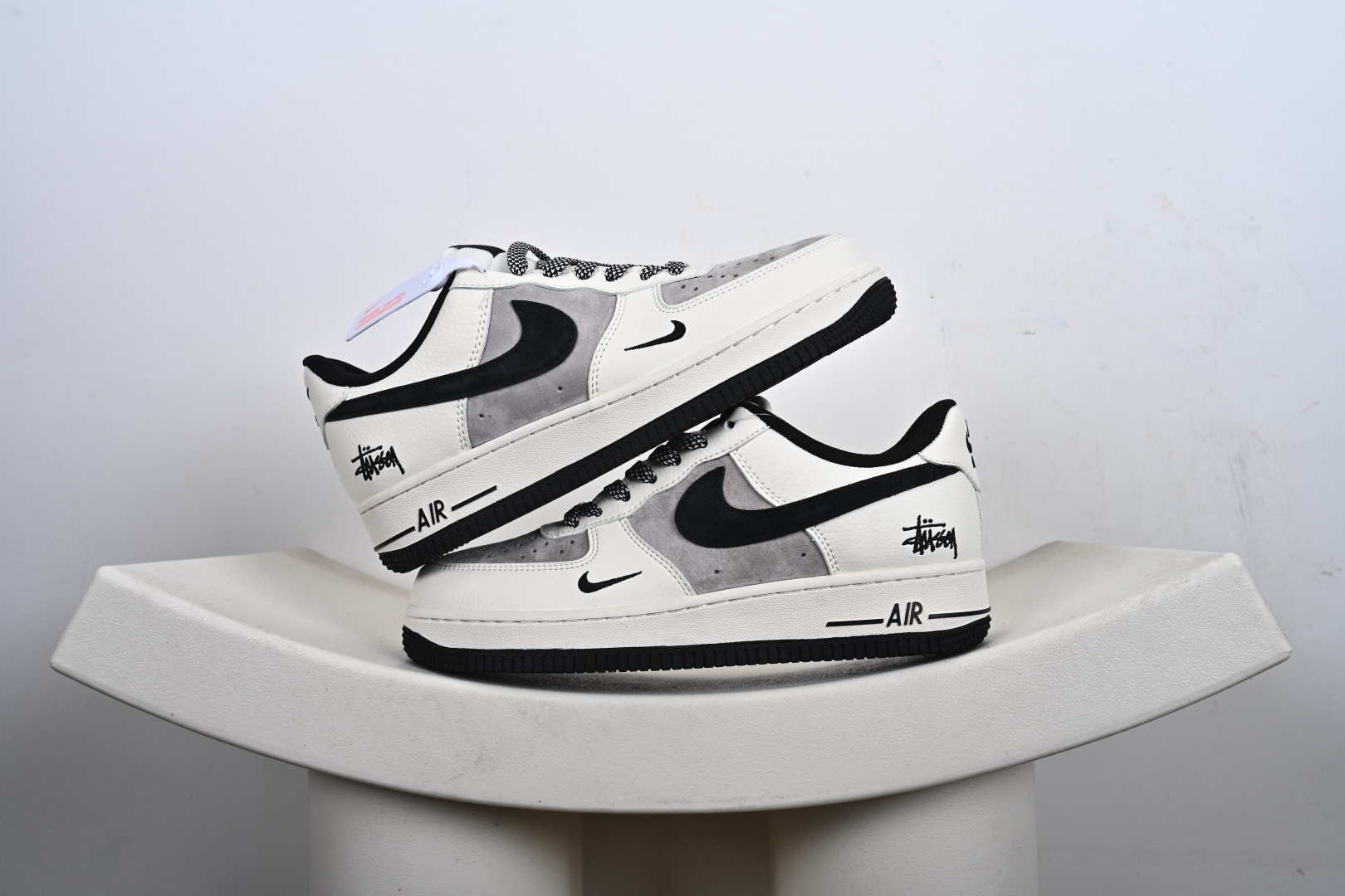 定制版 NK Air Force 1’07 Low 斯图西联名 白灰黑 空军一号低帮休闲板鞋 XD9314-617 定制版 NK Air Force 1’07 Low 斯图西联名 白灰黑 空军一号低帮休闲板鞋 XD9314-617
