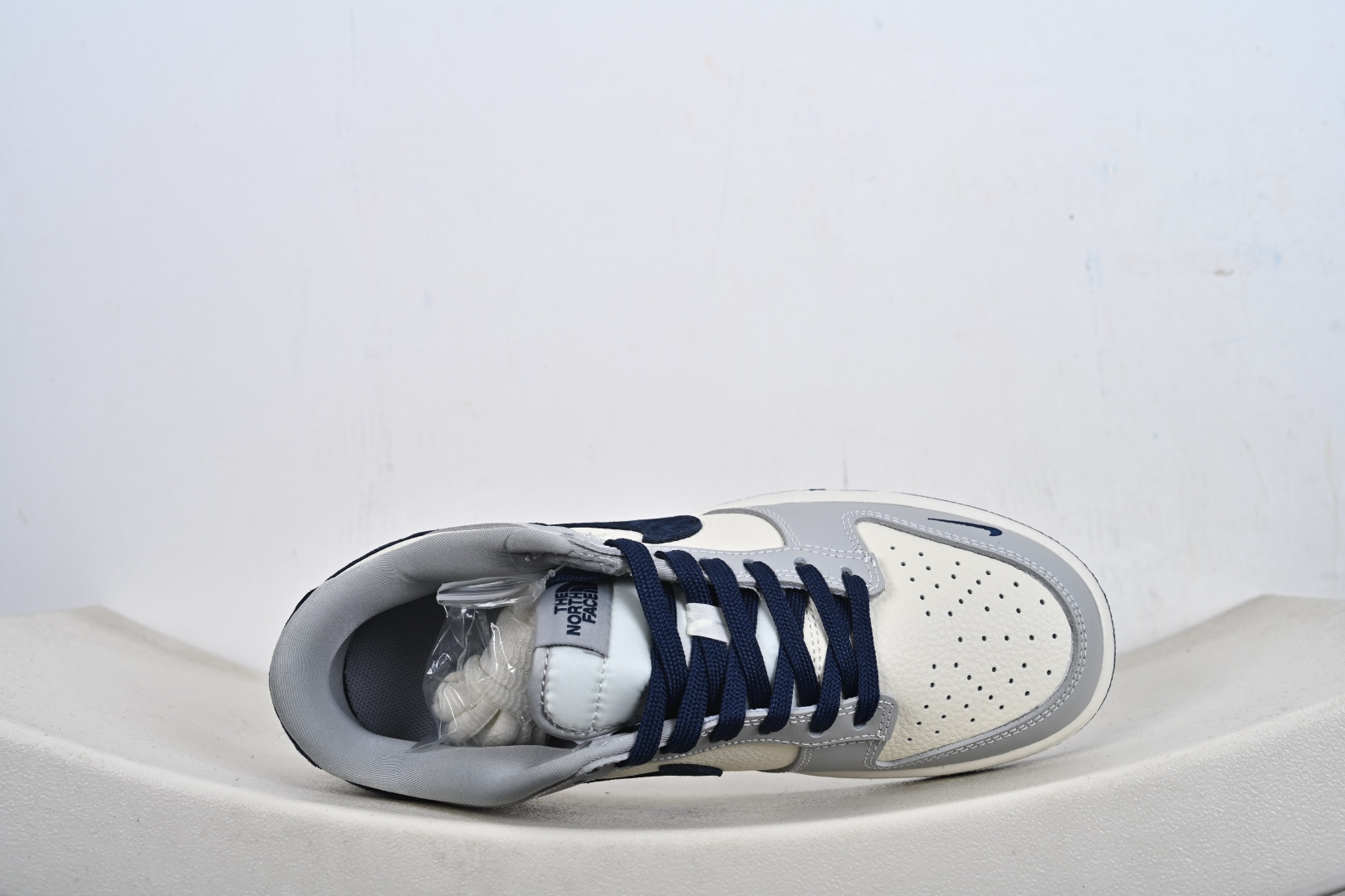 定制版 NK SB Dunk Low“ 北面联名—米灰黑拼接” 周年高端定制 低帮休闲板鞋 MN1688-109 定制版 NK SB Dunk Low“ 北面联名—米灰黑拼接” 周年高端定制 低帮休闲板鞋 MN1688-109