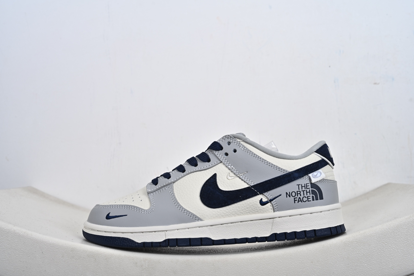 定制版 NK SB Dunk Low“ 北面联名—米灰黑拼接” 周年高端定制 低帮休闲板鞋 MN1688-109 定制版 NK SB Dunk Low“ 北面联名—米灰黑拼接” 周年高端定制 低帮休闲板鞋 MN1688-109