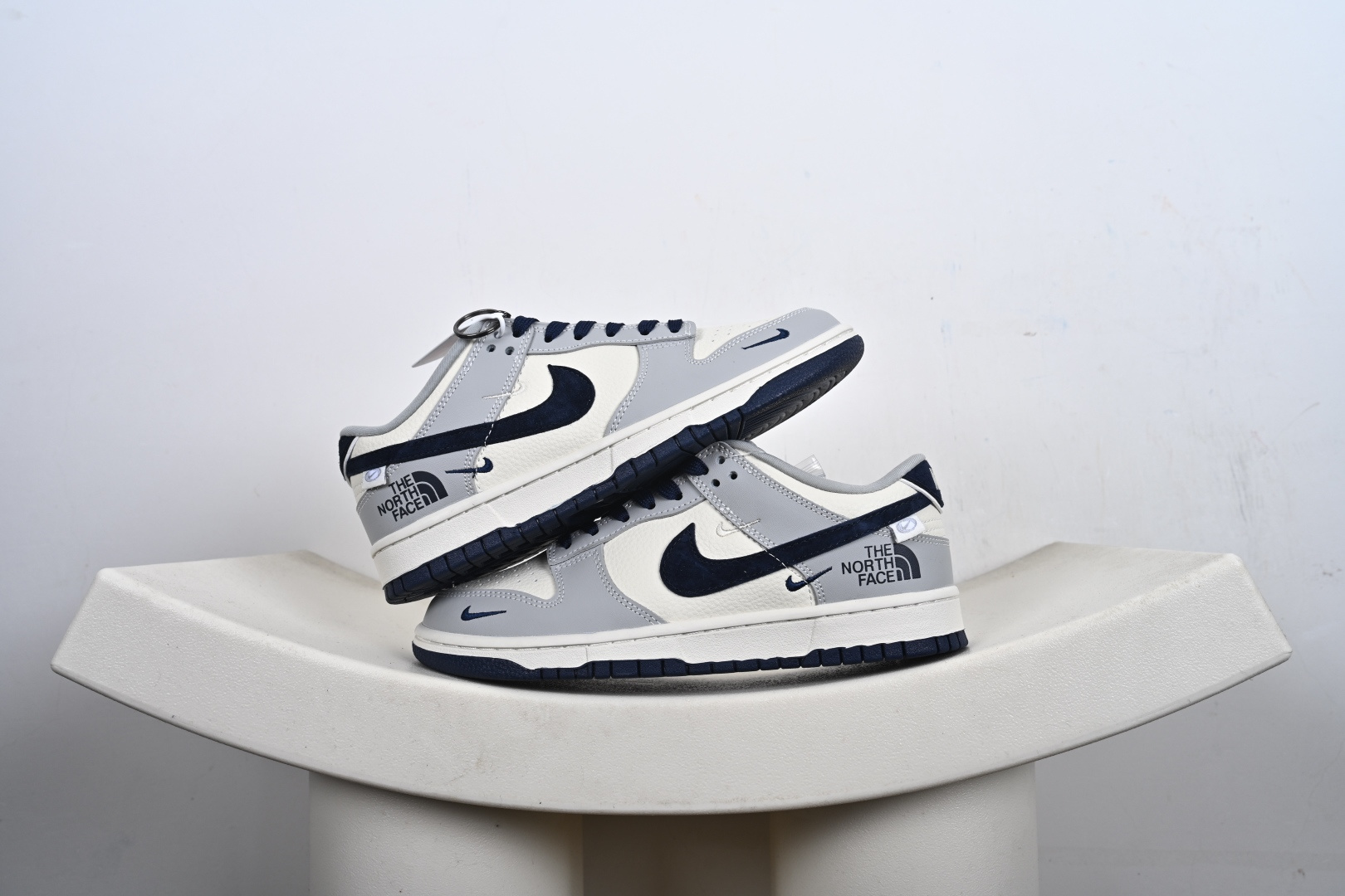 定制版 NK SB Dunk Low“ 北面联名—米灰黑拼接” 周年高端定制 低帮休闲板鞋 MN1688-109 定制版 NK SB Dunk Low“ 北面联名—米灰黑拼接” 周年高端定制 低帮休闲板鞋 MN1688-109