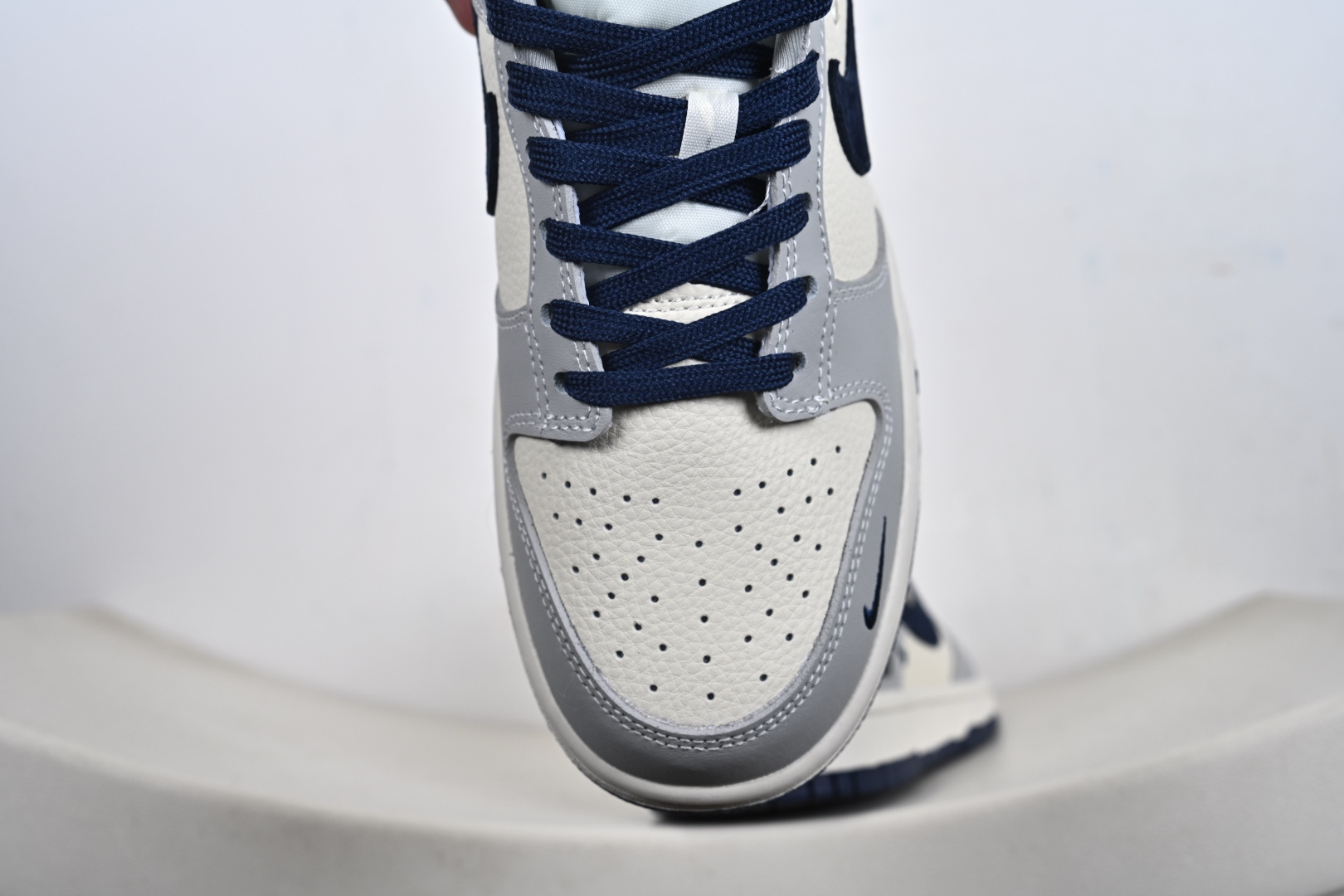 定制版 NK SB Dunk Low“ 北面联名—米灰黑拼接” 周年高端定制 低帮休闲板鞋 MN1688-109 定制版 NK SB Dunk Low“ 北面联名—米灰黑拼接” 周年高端定制 低帮休闲板鞋 MN1688-109