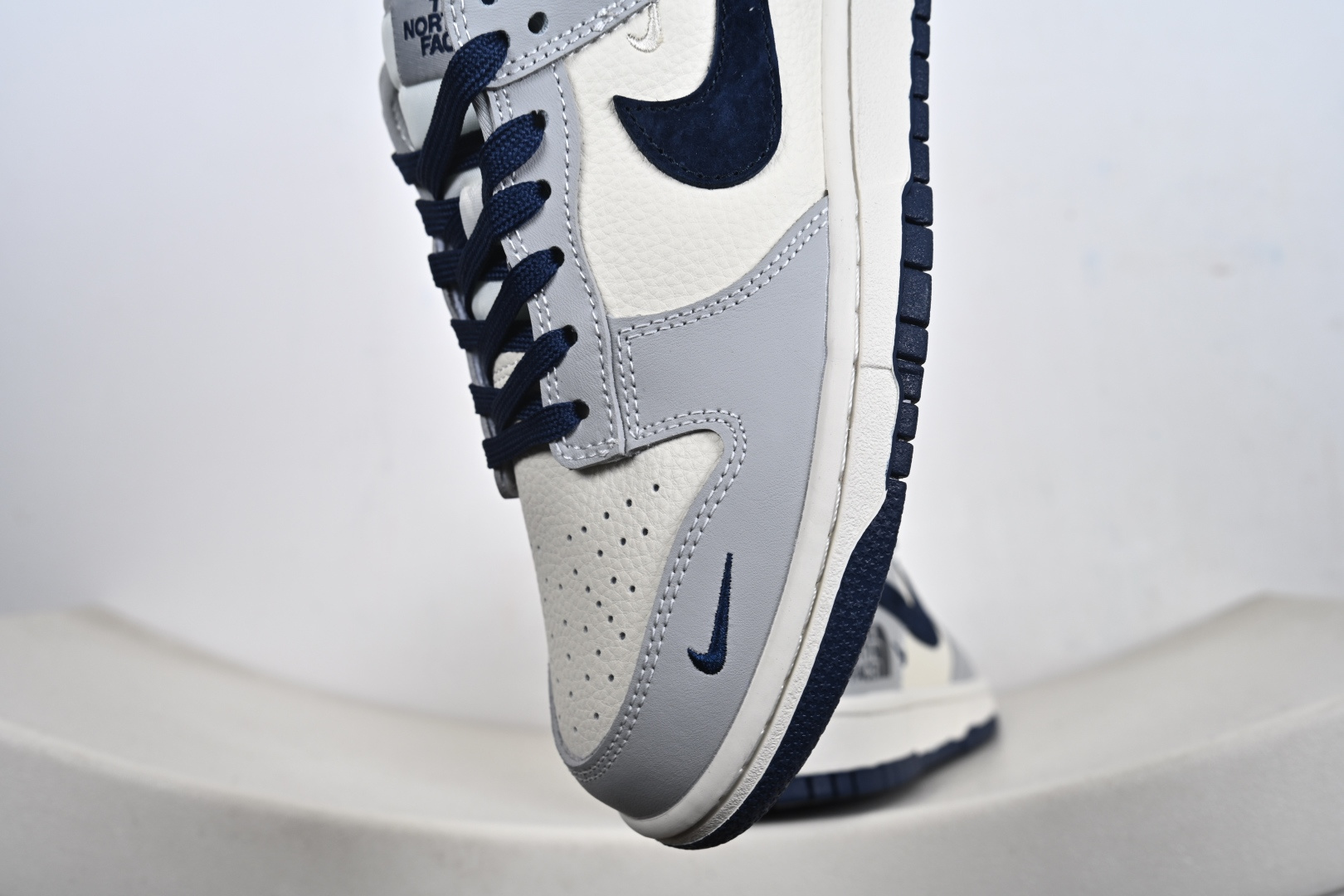 定制版 NK SB Dunk Low“ 北面联名—米灰黑拼接” 周年高端定制 低帮休闲板鞋 MN1688-109 定制版 NK SB Dunk Low“ 北面联名—米灰黑拼接” 周年高端定制 低帮休闲板鞋 MN1688-109