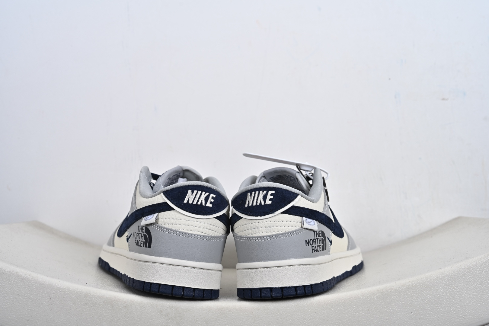 定制版 NK SB Dunk Low“ 北面联名—米灰黑拼接” 周年高端定制 低帮休闲板鞋 MN1688-109 定制版 NK SB Dunk Low“ 北面联名—米灰黑拼接” 周年高端定制 低帮休闲板鞋 MN1688-109