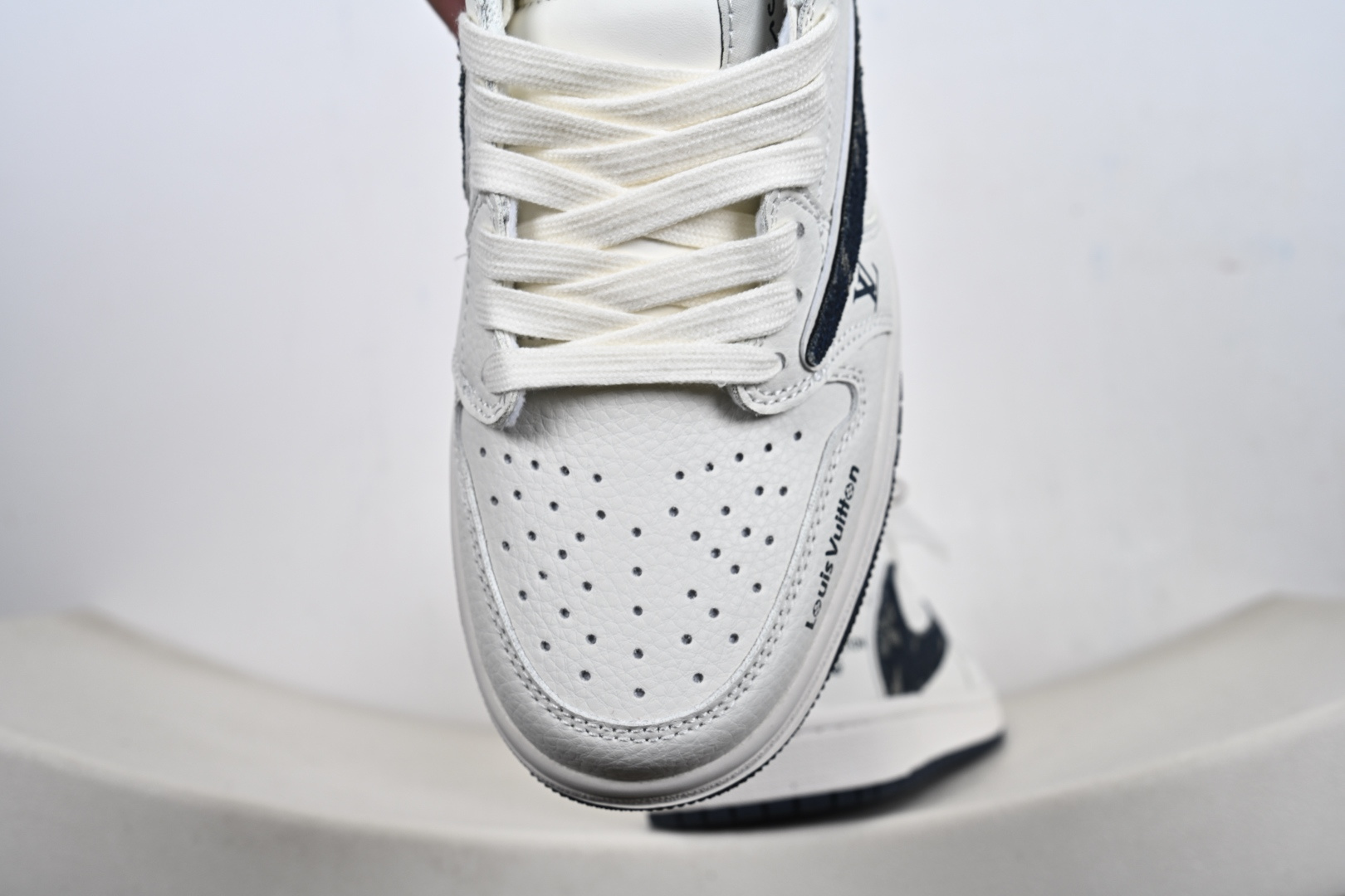 Nike Air Jordan 1 Low 定制配色 LV联名 定制AJ联名-高端定制 低帮复古文化板鞋 JW1188-168 Nike Air Jordan 1 Low 定制配色 LV联名 定制AJ联名-高端定制 低帮复古文化板鞋 JW1188-168