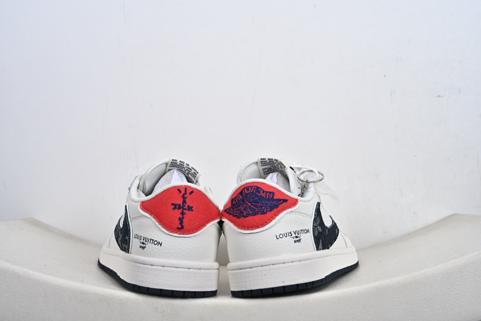 Nike Air Jordan 1 Low 定制配色 LV联名 定制AJ联名-高端定制 低帮复古文化板鞋 JW1188-168 Nike Air Jordan 1 Low 定制配色 LV联名 定制AJ联名-高端定制 低帮复古文化板鞋 JW1188-168