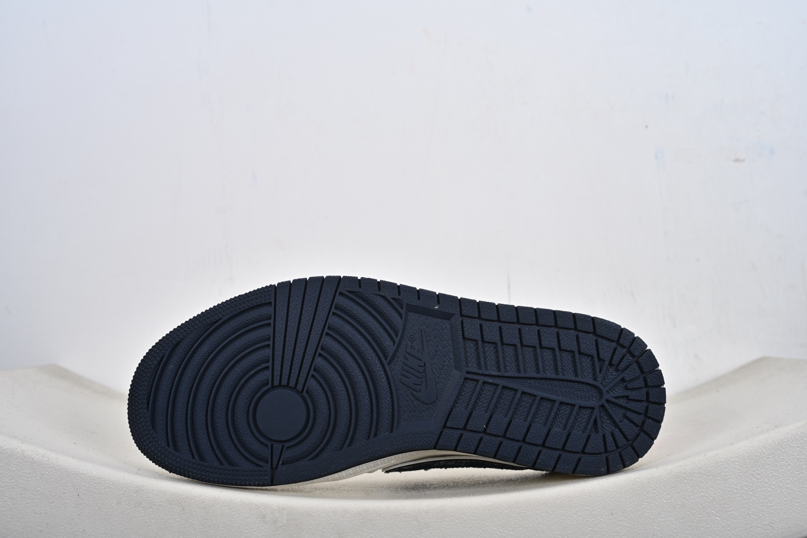Nike Air Jordan 1 Low 定制配色 LV联名 定制AJ联名-高端定制 低帮复古文化板鞋 JW1188-168 Nike Air Jordan 1 Low 定制配色 LV联名 定制AJ联名-高端定制 低帮复古文化板鞋 JW1188-168
