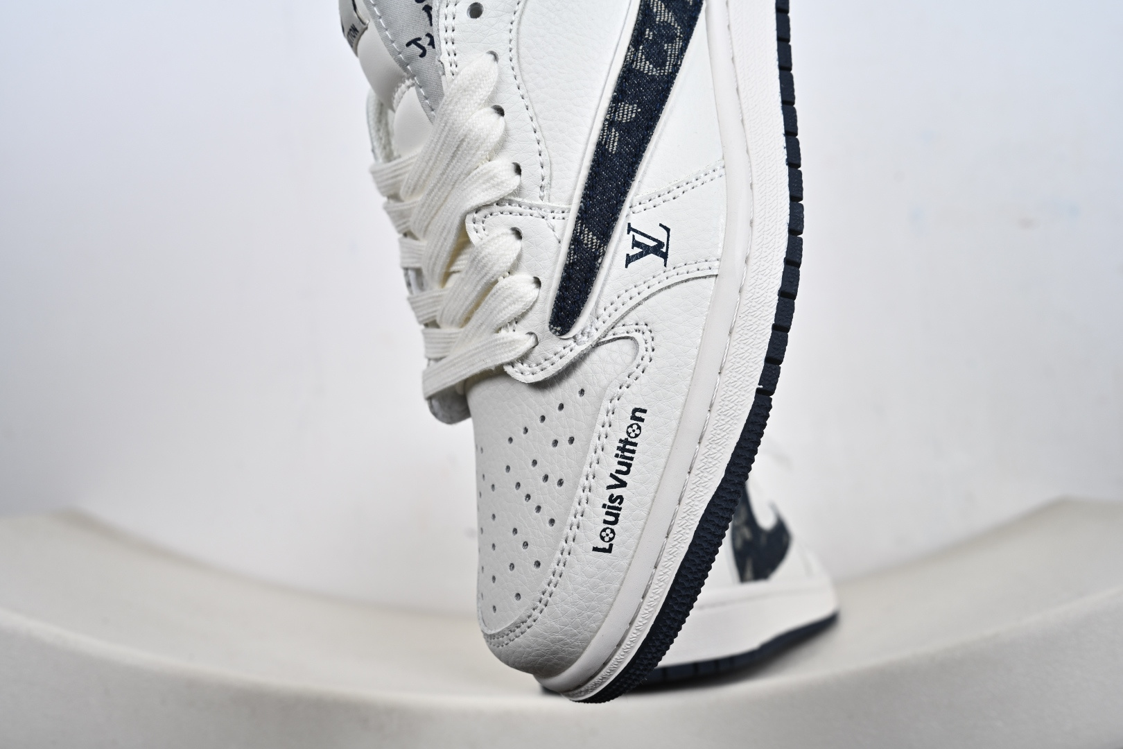Nike Air Jordan 1 Low 定制配色 LV联名 定制AJ联名-高端定制 低帮复古文化板鞋 JW1188-168 Nike Air Jordan 1 Low 定制配色 LV联名 定制AJ联名-高端定制 低帮复古文化板鞋 JW1188-168