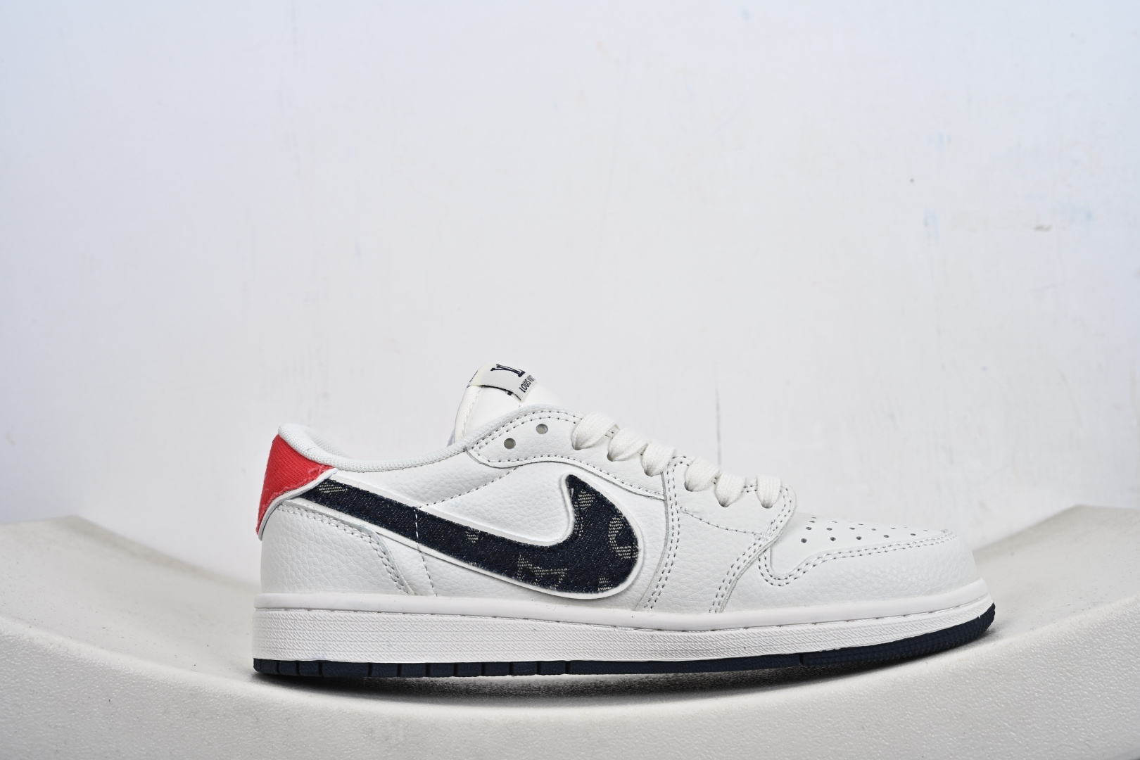 Nike Air Jordan 1 Low 定制配色 LV联名 定制AJ联名-高端定制 低帮复古文化板鞋 JW1188-168 Nike Air Jordan 1 Low 定制配色 LV联名 定制AJ联名-高端定制 低帮复古文化板鞋 JW1188-168