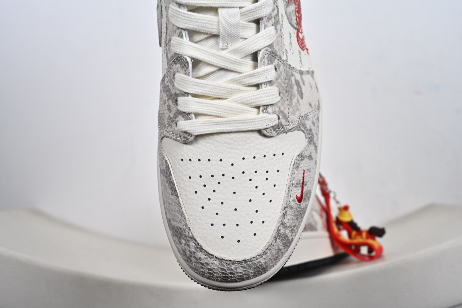 定制版 NK Jordan Air Jordan 1“ 马年限定——龙马精神” 高端定制 低帮 复古 减震 防滑 耐磨 篮球鞋 FC7688-200 定制版 NK Jordan Air Jordan 1“ 马年限定——龙马精神” 高端定制 低帮 复古 减震 防滑 耐磨 篮球鞋 FC7688-200