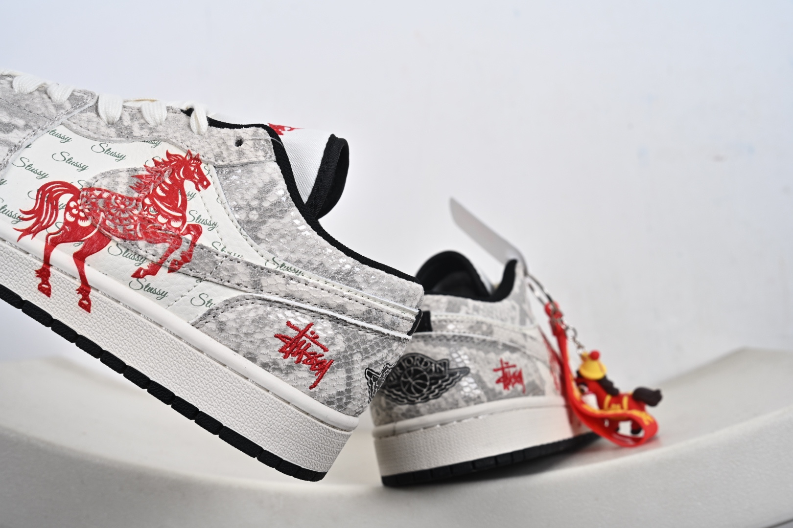 定制版 NK Jordan Air Jordan 1“ 马年限定——龙马精神” 高端定制 低帮 复古 减震 防滑 耐磨 篮球鞋 FC7688-200 定制版 NK Jordan Air Jordan 1“ 马年限定——龙马精神” 高端定制 低帮 复古 减震 防滑 耐磨 篮球鞋 FC7688-200