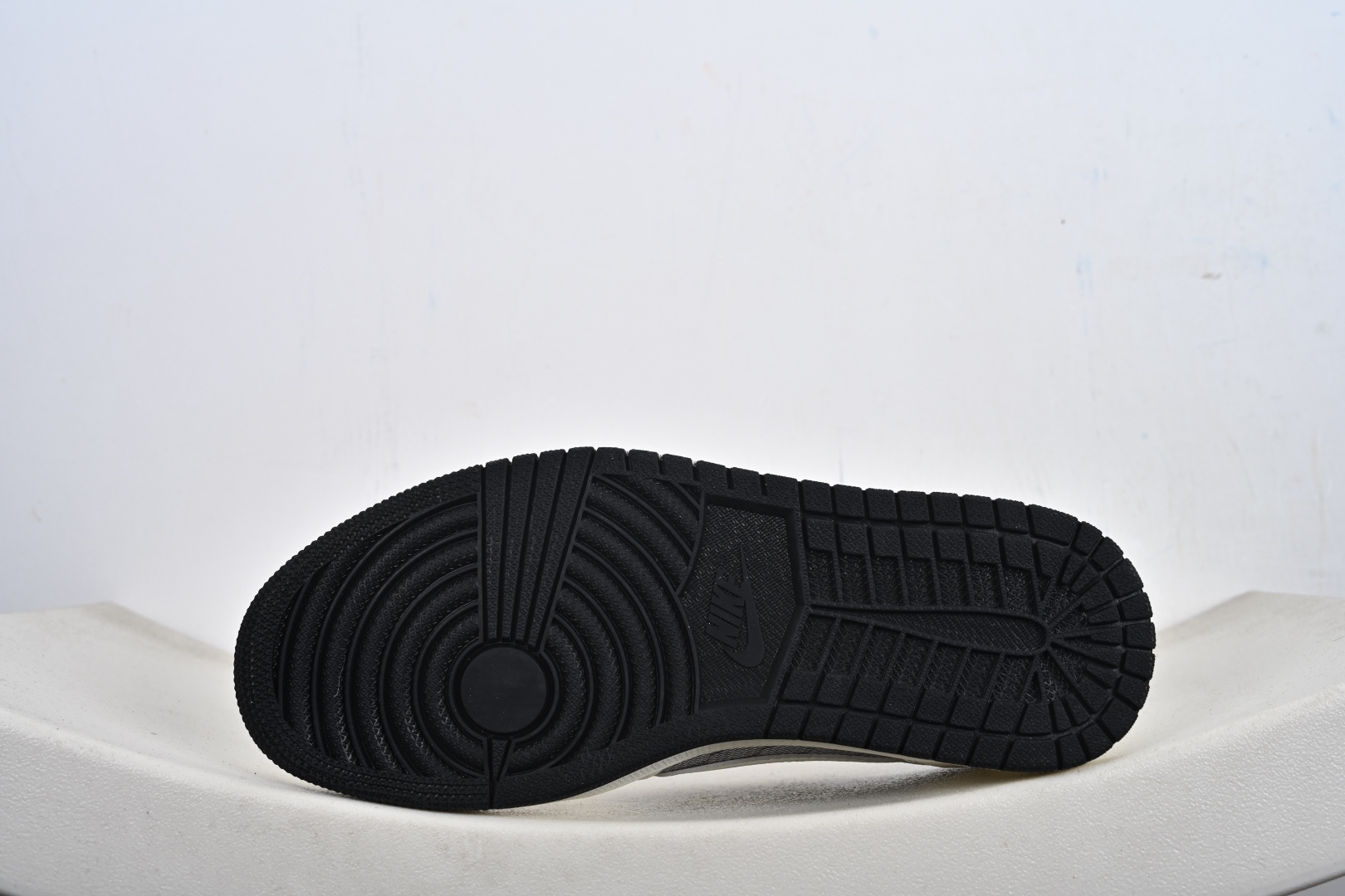 定制版 高端定制 Travis Scott x Jordan 1 Low L联名-白灰格纹 倒勾低帮休闲版本 DZ2688-013 定制版 高端定制 Travis Scott x Jordan 1 Low L联名-白灰格纹 倒勾低帮休闲版本 DZ2688-013