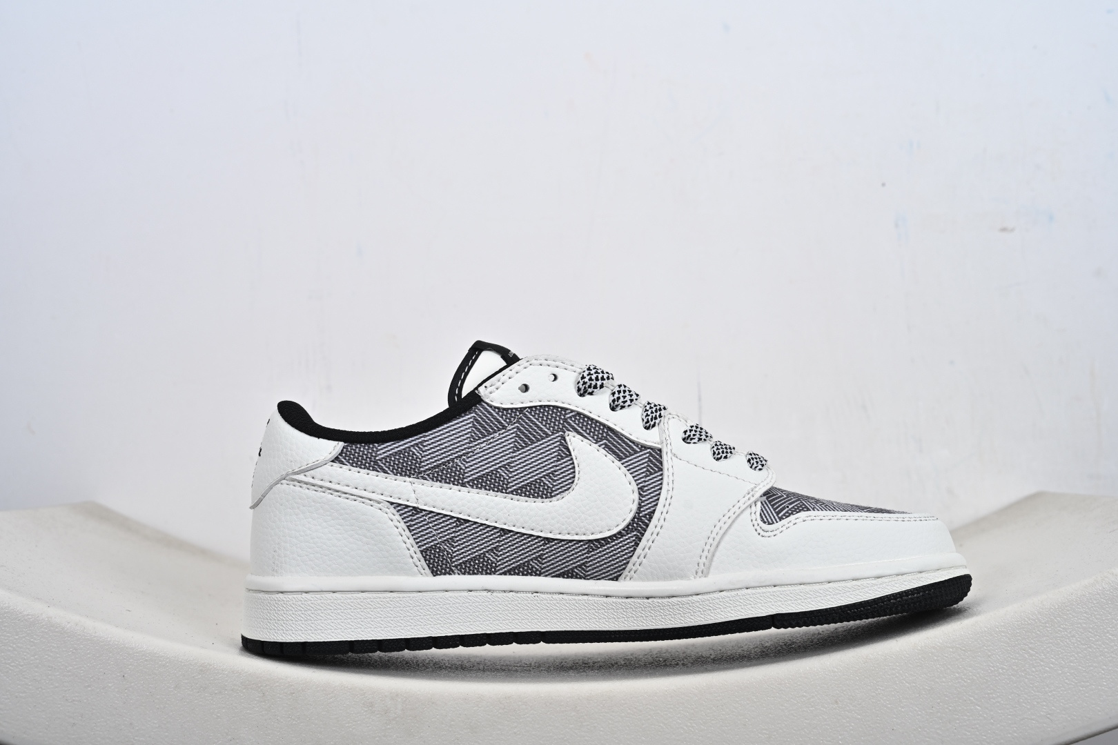 定制版 高端定制 Travis Scott x Jordan 1 Low L联名-白灰格纹 倒勾低帮休闲版本 DZ2688-013 定制版 高端定制 Travis Scott x Jordan 1 Low L联名-白灰格纹 倒勾低帮休闲版本 DZ2688-013