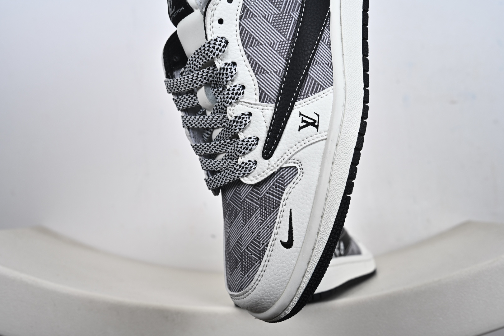 定制版 高端定制 Travis Scott x Jordan 1 Low L联名-白灰格纹 倒勾低帮休闲版本 DZ2688-013 定制版 高端定制 Travis Scott x Jordan 1 Low L联名-白灰格纹 倒勾低帮休闲版本 DZ2688-013