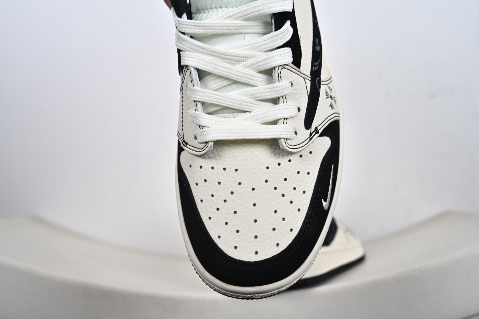 Fragment x Travis Scott x 克罗心 Air Jordan 1 Low 三方联名倒钩 全新的三方联名低帮倒钩鞋面延续了黑脚趾设计 DD7866-108 Fragment x Travis Scott x 克罗心 Air Jordan 1 Low 三方联名倒钩 全新的三方联名低帮倒钩鞋面延续了黑脚趾设计 DD7866-108
