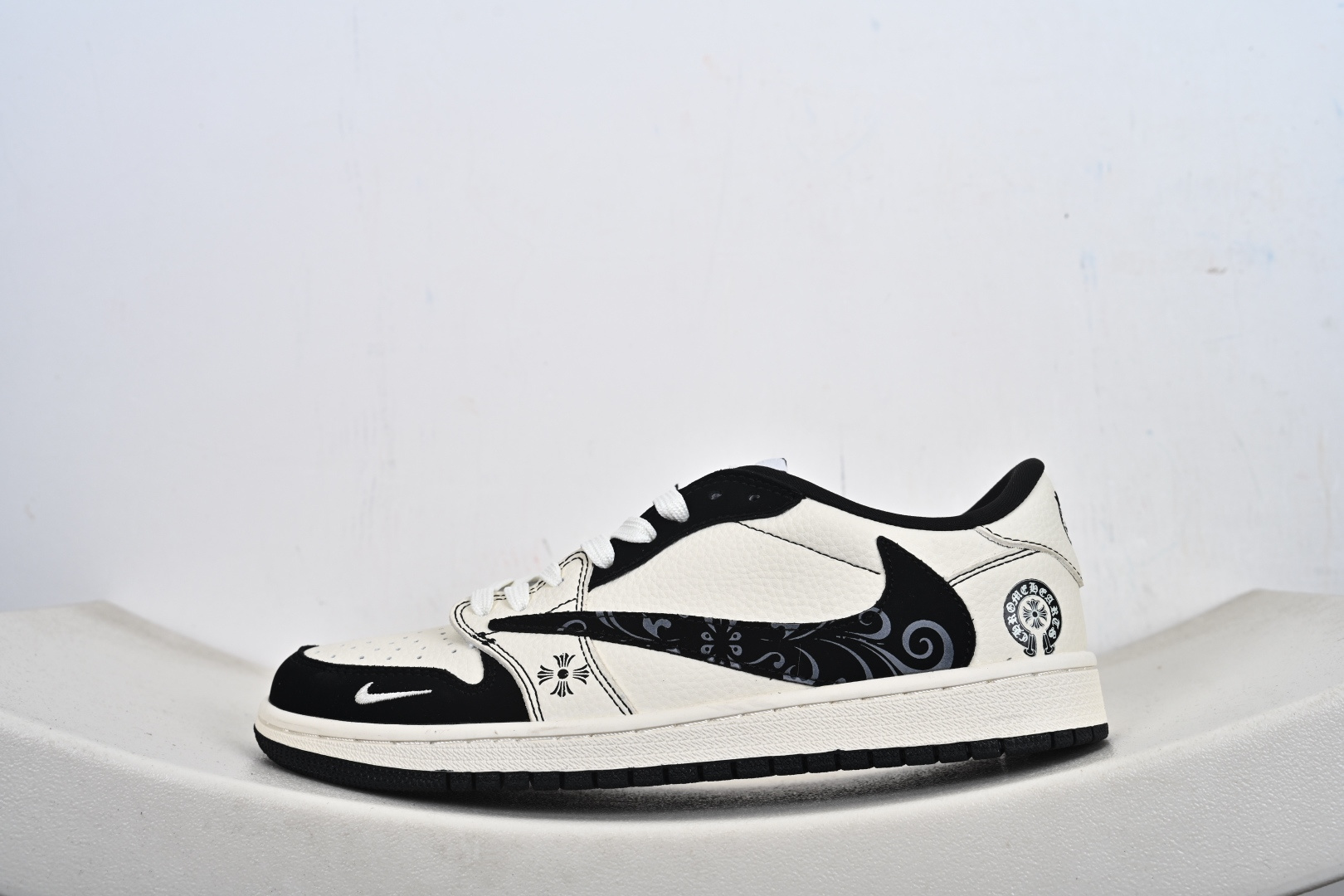 Fragment x Travis Scott x 克罗心 Air Jordan 1 Low 三方联名倒钩 全新的三方联名低帮倒钩鞋面延续了黑脚趾设计 DD7866-108 Fragment x Travis Scott x 克罗心 Air Jordan 1 Low 三方联名倒钩 全新的三方联名低帮倒钩鞋面延续了黑脚趾设计 DD7866-108
