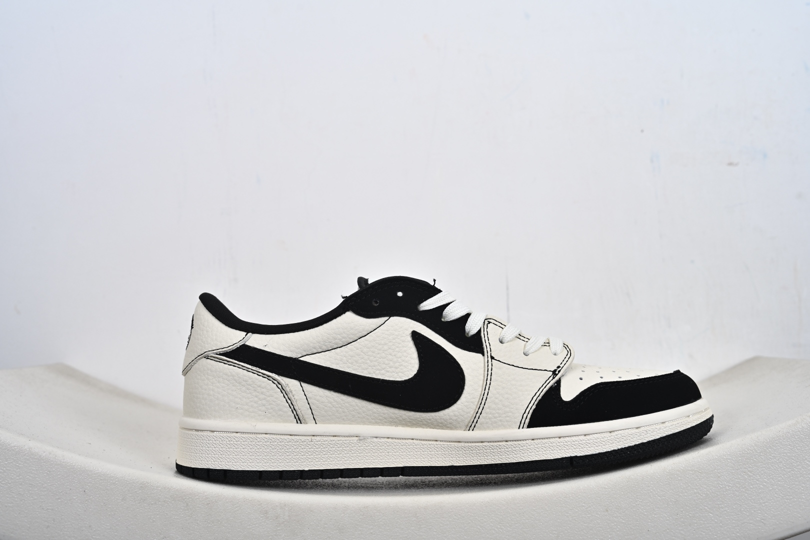 Fragment x Travis Scott x 克罗心 Air Jordan 1 Low 三方联名倒钩 全新的三方联名低帮倒钩鞋面延续了黑脚趾设计 DD7866-108 Fragment x Travis Scott x 克罗心 Air Jordan 1 Low 三方联名倒钩 全新的三方联名低帮倒钩鞋面延续了黑脚趾设计 DD7866-108