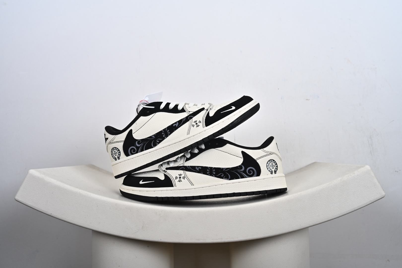 Fragment x Travis Scott x 克罗心 Air Jordan 1 Low 三方联名倒钩 全新的三方联名低帮倒钩鞋面延续了黑脚趾设计 DD7866-108 Fragment x Travis Scott x 克罗心 Air Jordan 1 Low 三方联名倒钩 全新的三方联名低帮倒钩鞋面延续了黑脚趾设计 DD7866-108