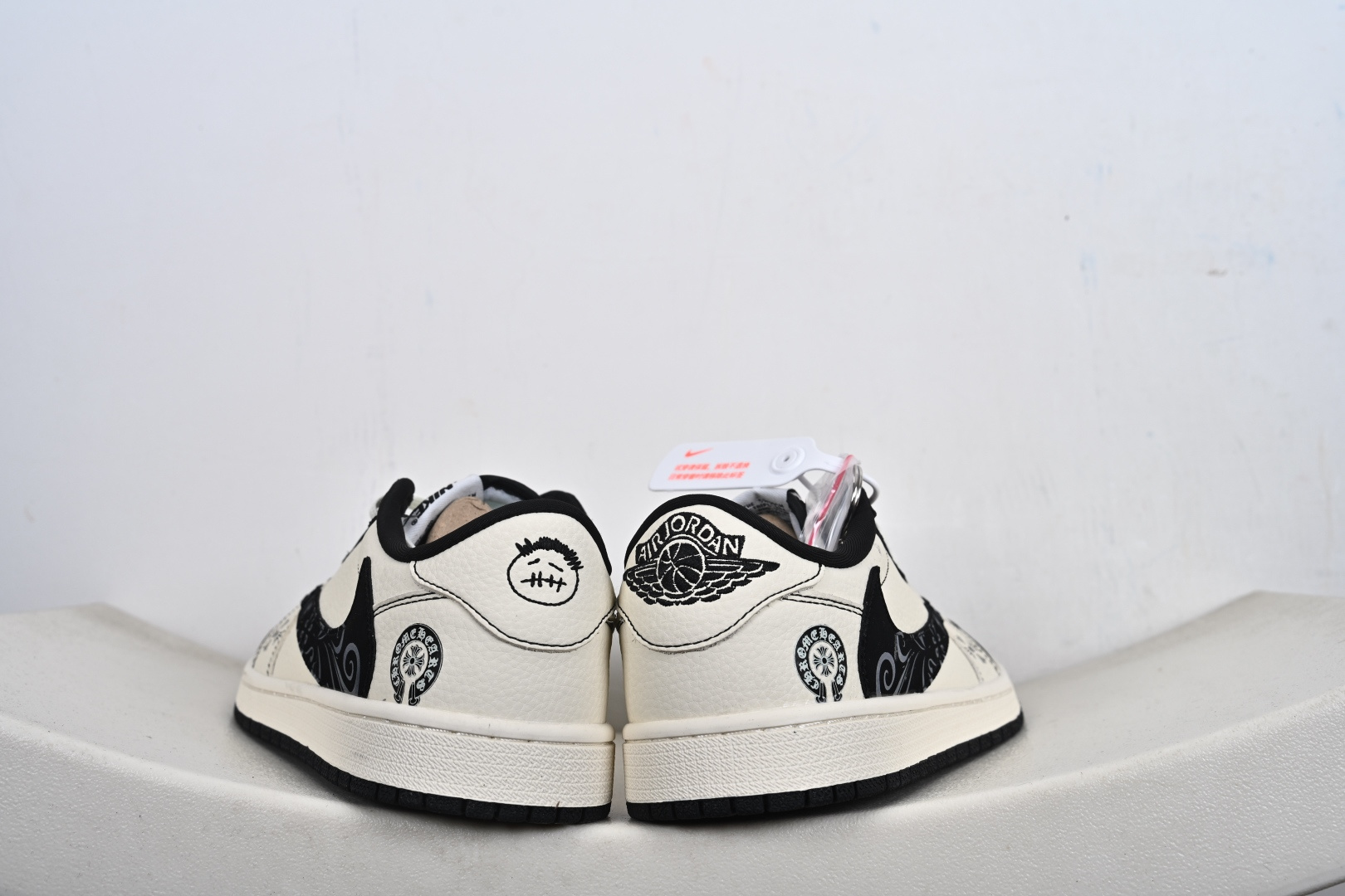 Fragment x Travis Scott x 克罗心 Air Jordan 1 Low 三方联名倒钩 全新的三方联名低帮倒钩鞋面延续了黑脚趾设计 DD7866-108 Fragment x Travis Scott x 克罗心 Air Jordan 1 Low 三方联名倒钩 全新的三方联名低帮倒钩鞋面延续了黑脚趾设计 DD7866-108