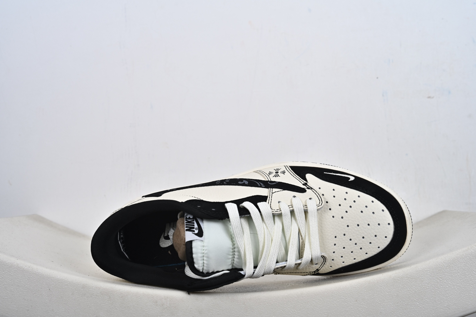 Fragment x Travis Scott x 克罗心 Air Jordan 1 Low 三方联名倒钩 全新的三方联名低帮倒钩鞋面延续了黑脚趾设计 DD7866-108 Fragment x Travis Scott x 克罗心 Air Jordan 1 Low 三方联名倒钩 全新的三方联名低帮倒钩鞋面延续了黑脚趾设计 DD7866-108