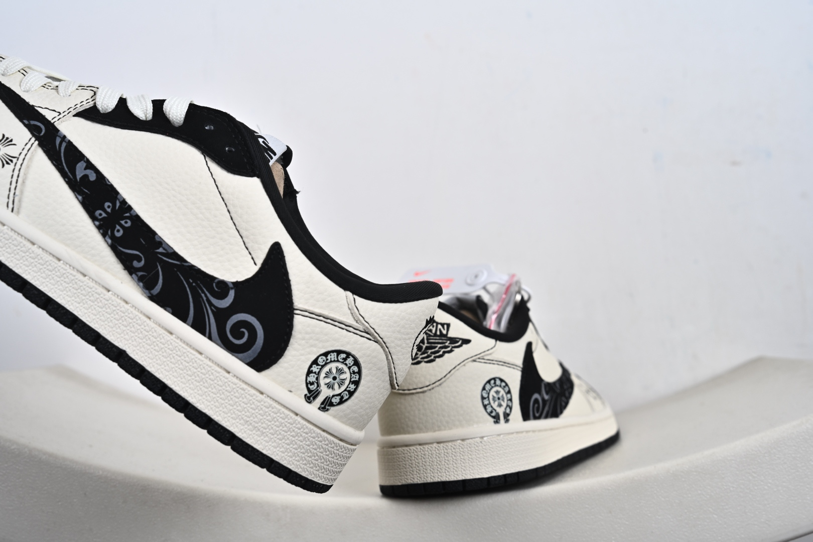 Fragment x Travis Scott x 克罗心 Air Jordan 1 Low 三方联名倒钩 全新的三方联名低帮倒钩鞋面延续了黑脚趾设计 DD7866-108 Fragment x Travis Scott x 克罗心 Air Jordan 1 Low 三方联名倒钩 全新的三方联名低帮倒钩鞋面延续了黑脚趾设计 DD7866-108