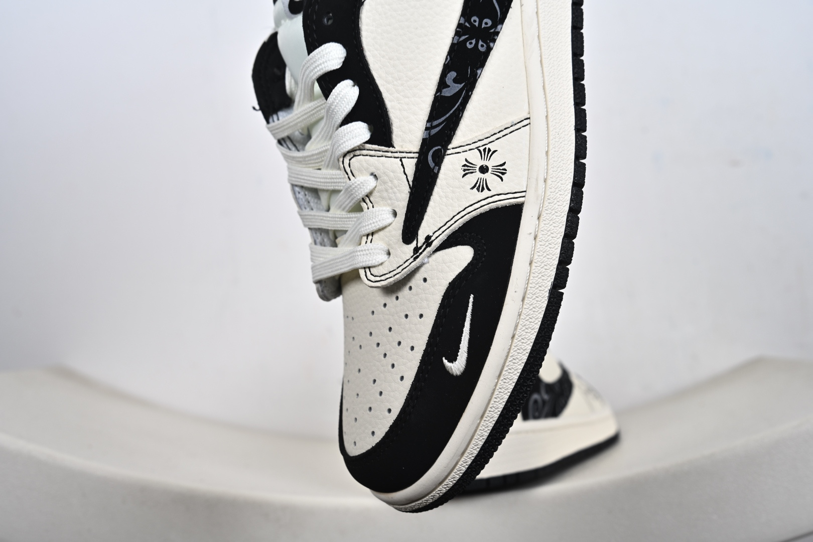 Fragment x Travis Scott x 克罗心 Air Jordan 1 Low 三方联名倒钩 全新的三方联名低帮倒钩鞋面延续了黑脚趾设计 DD7866-108 Fragment x Travis Scott x 克罗心 Air Jordan 1 Low 三方联名倒钩 全新的三方联名低帮倒钩鞋面延续了黑脚趾设计 DD7866-108