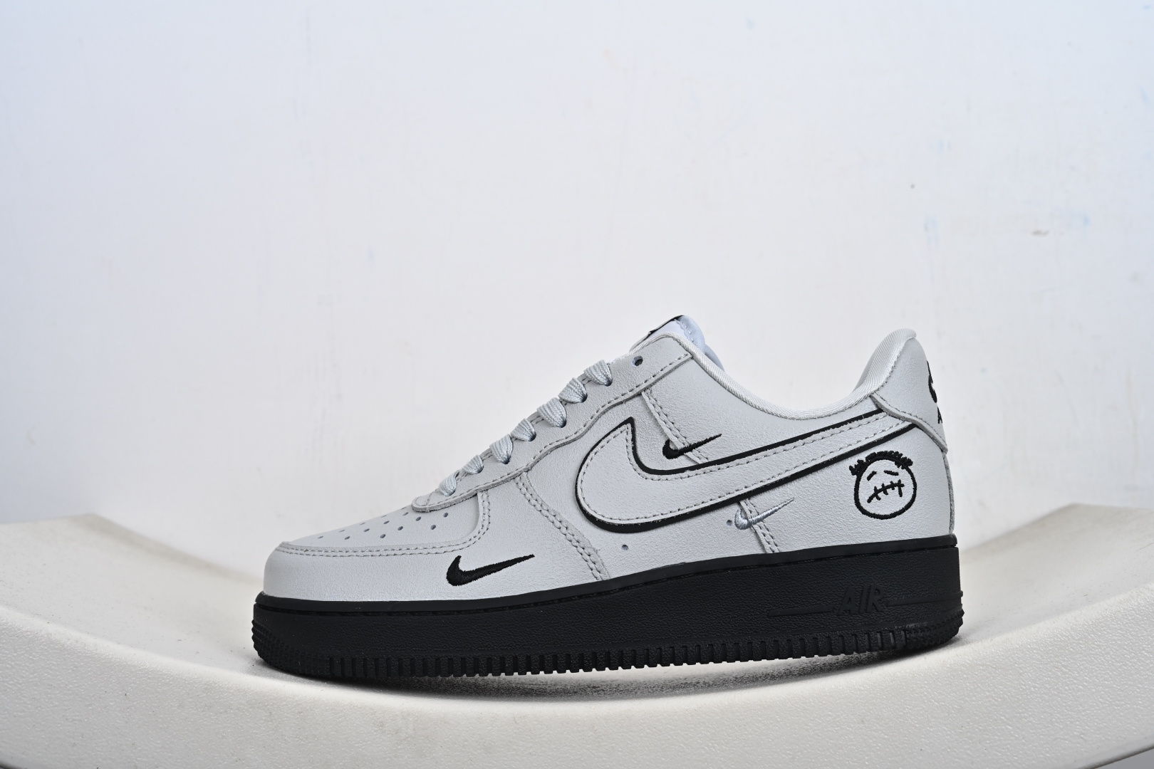 定制版 Nike Air Force 1'07 Low 冷调灰调碰撞酷黑 空军一号低帮休闲板鞋 XL1979-128 定制版 Nike Air Force 1'07 Low 冷调灰调碰撞酷黑 空军一号低帮休闲板鞋 XL1979-128