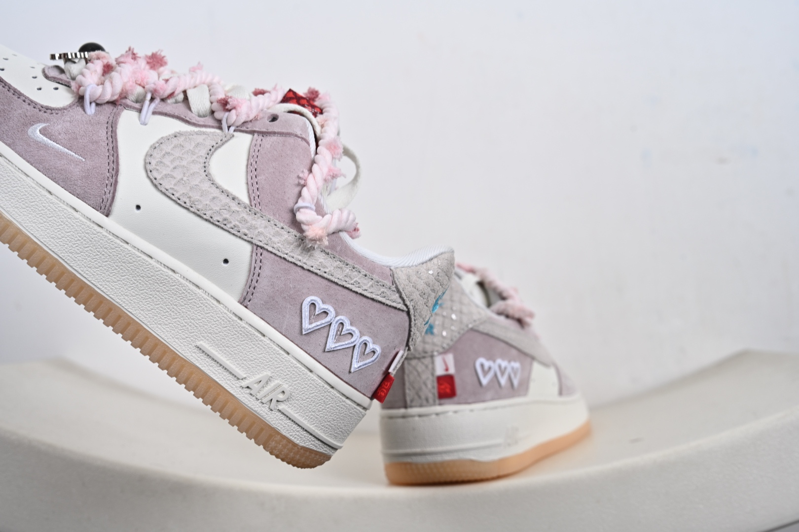 “芋泥告白”订制空军一号板鞋 该定制版球鞋选用原鞋款为Nike Air Force 1'07空军一号 FA5066-111 “芋泥告白”订制空军一号板鞋 该定制版球鞋选用原鞋款为Nike Air Force 1'07空军一号 FA5066-111
