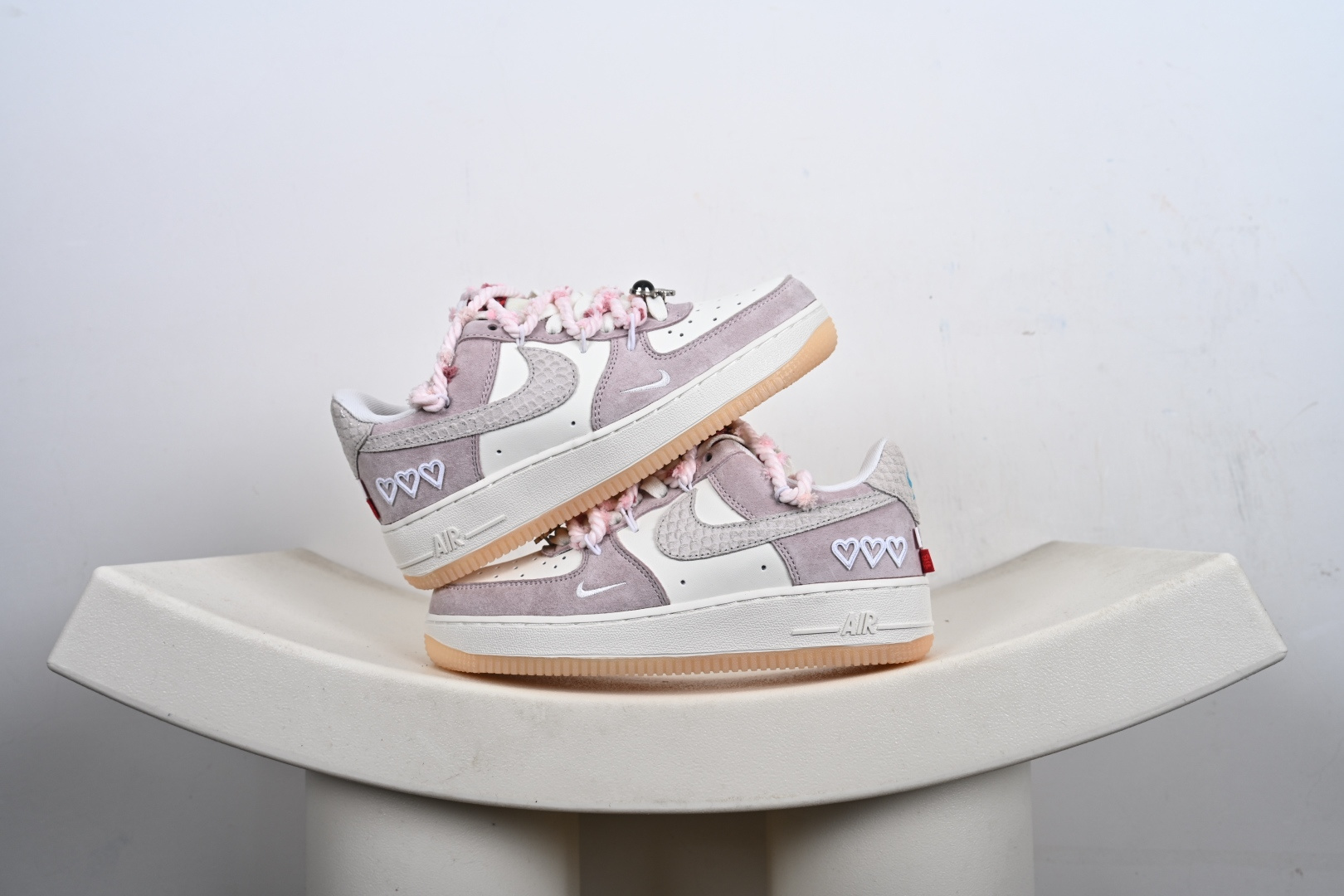 “芋泥告白”订制空军一号板鞋 该定制版球鞋选用原鞋款为Nike Air Force 1’07空军一号 FA5066-111 “芋泥告白”订制空军一号板鞋 该定制版球鞋选用原鞋款为Nike Air Force 1’07空军一号 FA5066-111