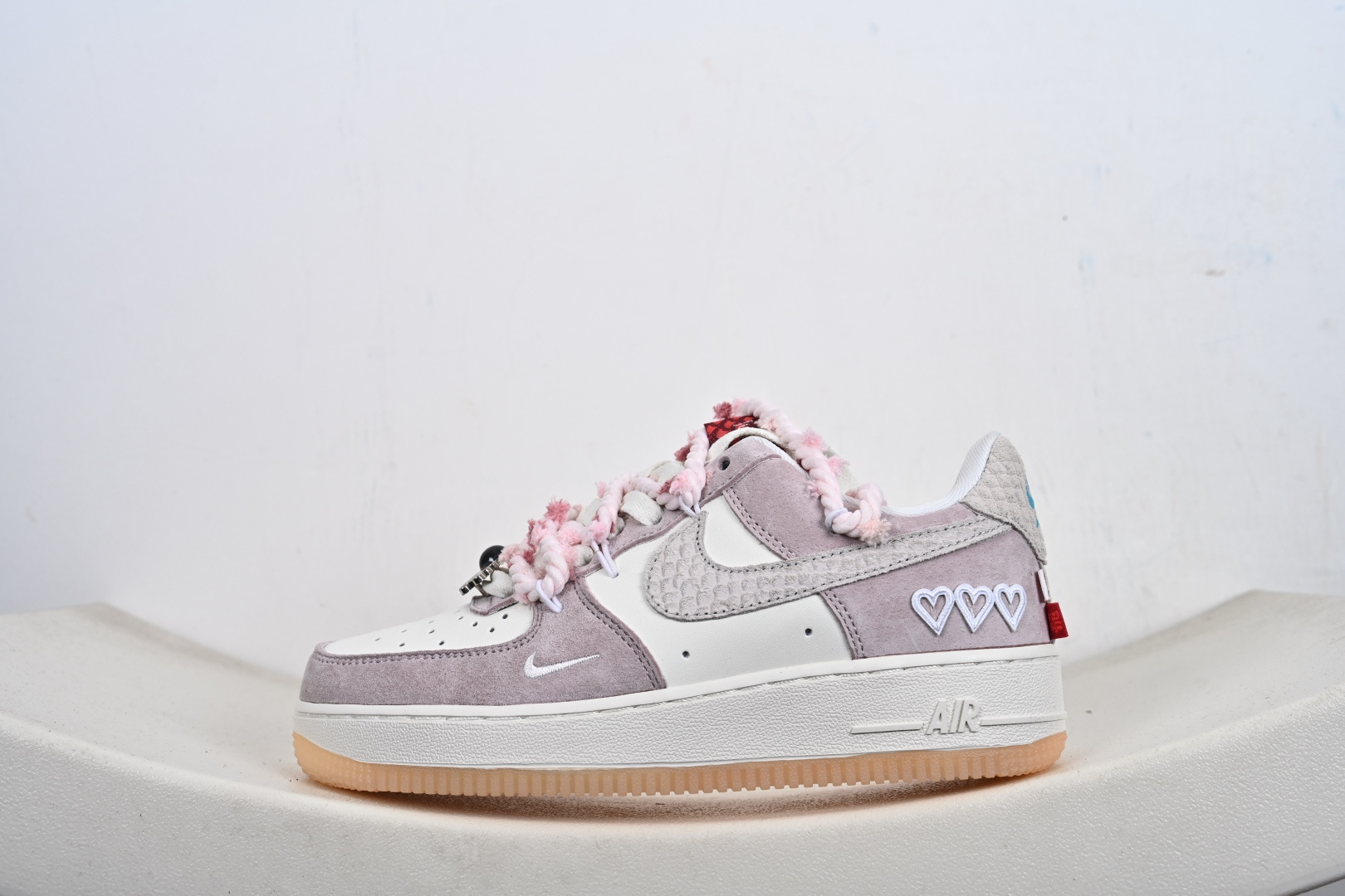 “芋泥告白”订制空军一号板鞋 该定制版球鞋选用原鞋款为Nike Air Force 1'07空军一号 FA5066-111 “芋泥告白”订制空军一号板鞋 该定制版球鞋选用原鞋款为Nike Air Force 1'07空军一号 FA5066-111