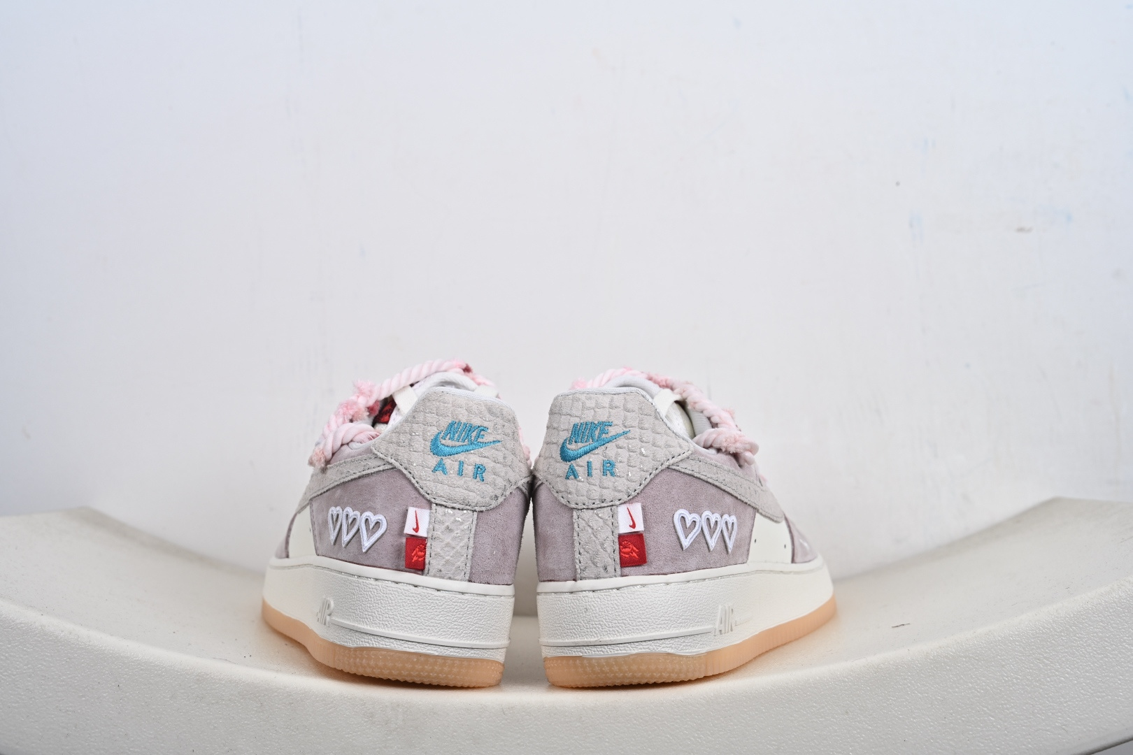 “芋泥告白”订制空军一号板鞋 该定制版球鞋选用原鞋款为Nike Air Force 1'07空军一号 FA5066-111 “芋泥告白”订制空军一号板鞋 该定制版球鞋选用原鞋款为Nike Air Force 1'07空军一号 FA5066-111