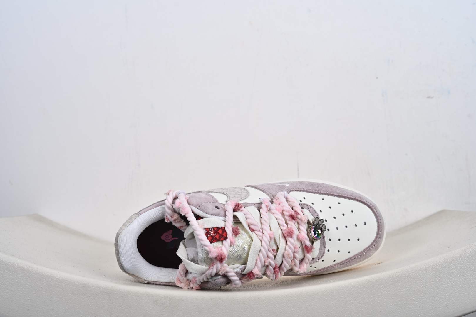 “芋泥告白”订制空军一号板鞋 该定制版球鞋选用原鞋款为Nike Air Force 1'07空军一号 FA5066-111 “芋泥告白”订制空军一号板鞋 该定制版球鞋选用原鞋款为Nike Air Force 1'07空军一号 FA5066-111