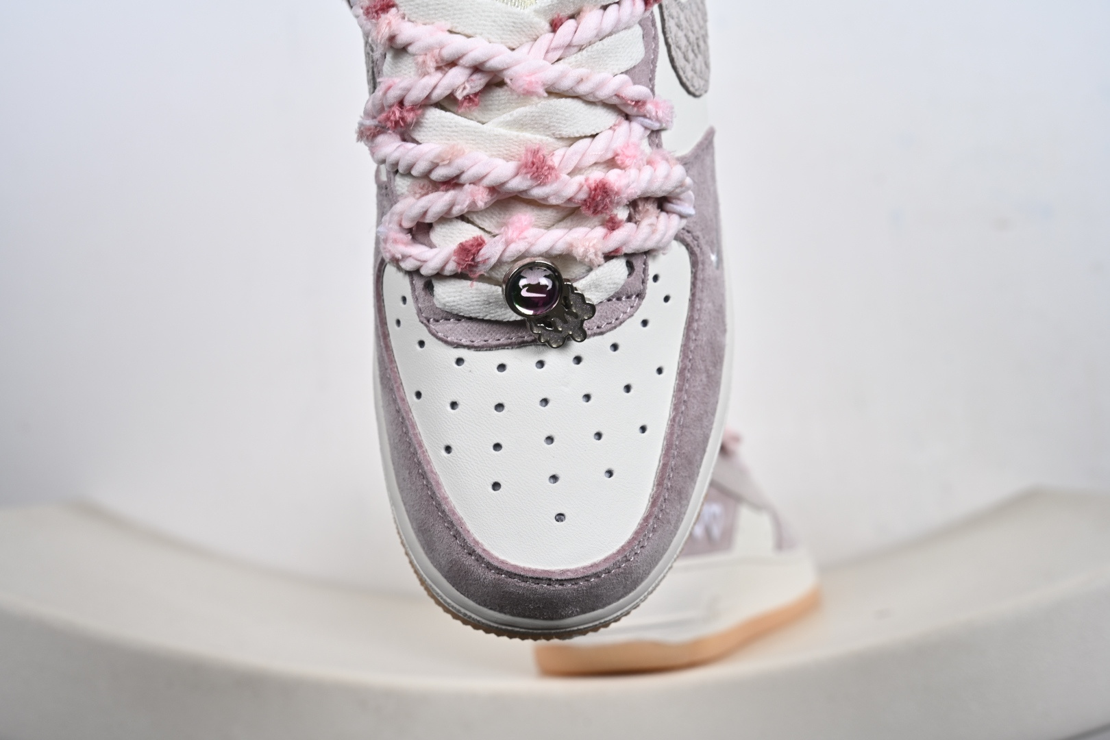 “芋泥告白”订制空军一号板鞋 该定制版球鞋选用原鞋款为Nike Air Force 1'07空军一号 FA5066-111 “芋泥告白”订制空军一号板鞋 该定制版球鞋选用原鞋款为Nike Air Force 1'07空军一号 FA5066-111