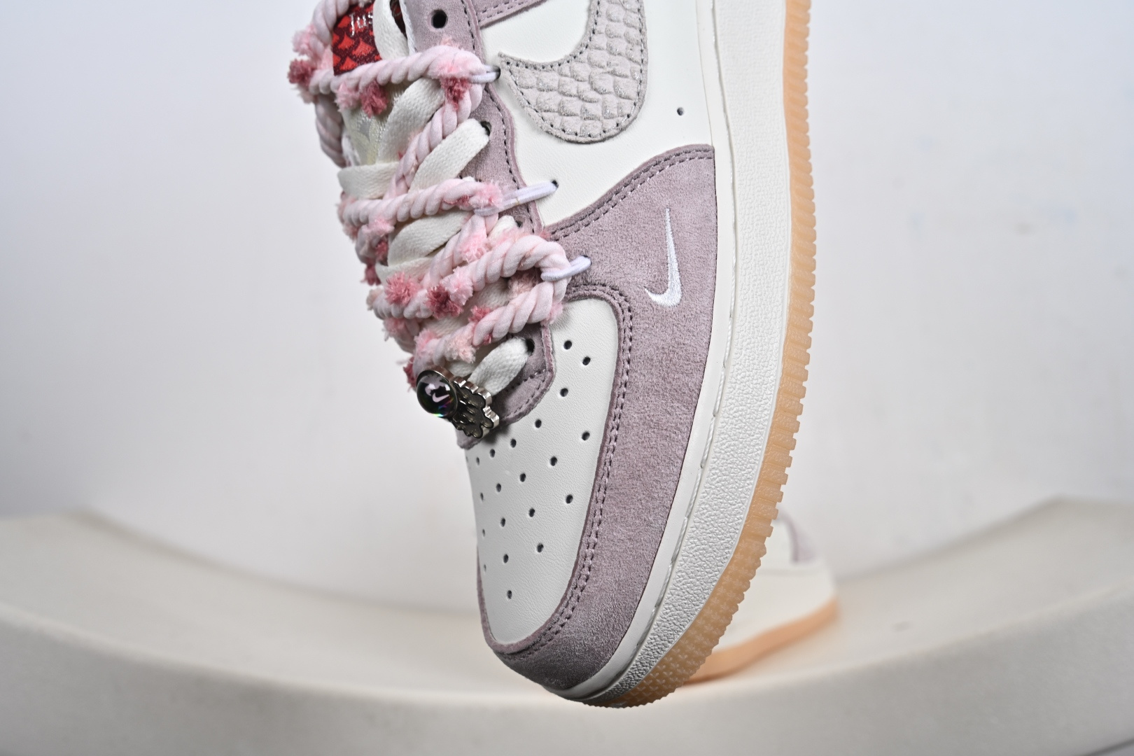 “芋泥告白”订制空军一号板鞋 该定制版球鞋选用原鞋款为Nike Air Force 1'07空军一号 FA5066-111 “芋泥告白”订制空军一号板鞋 该定制版球鞋选用原鞋款为Nike Air Force 1'07空军一号 FA5066-111