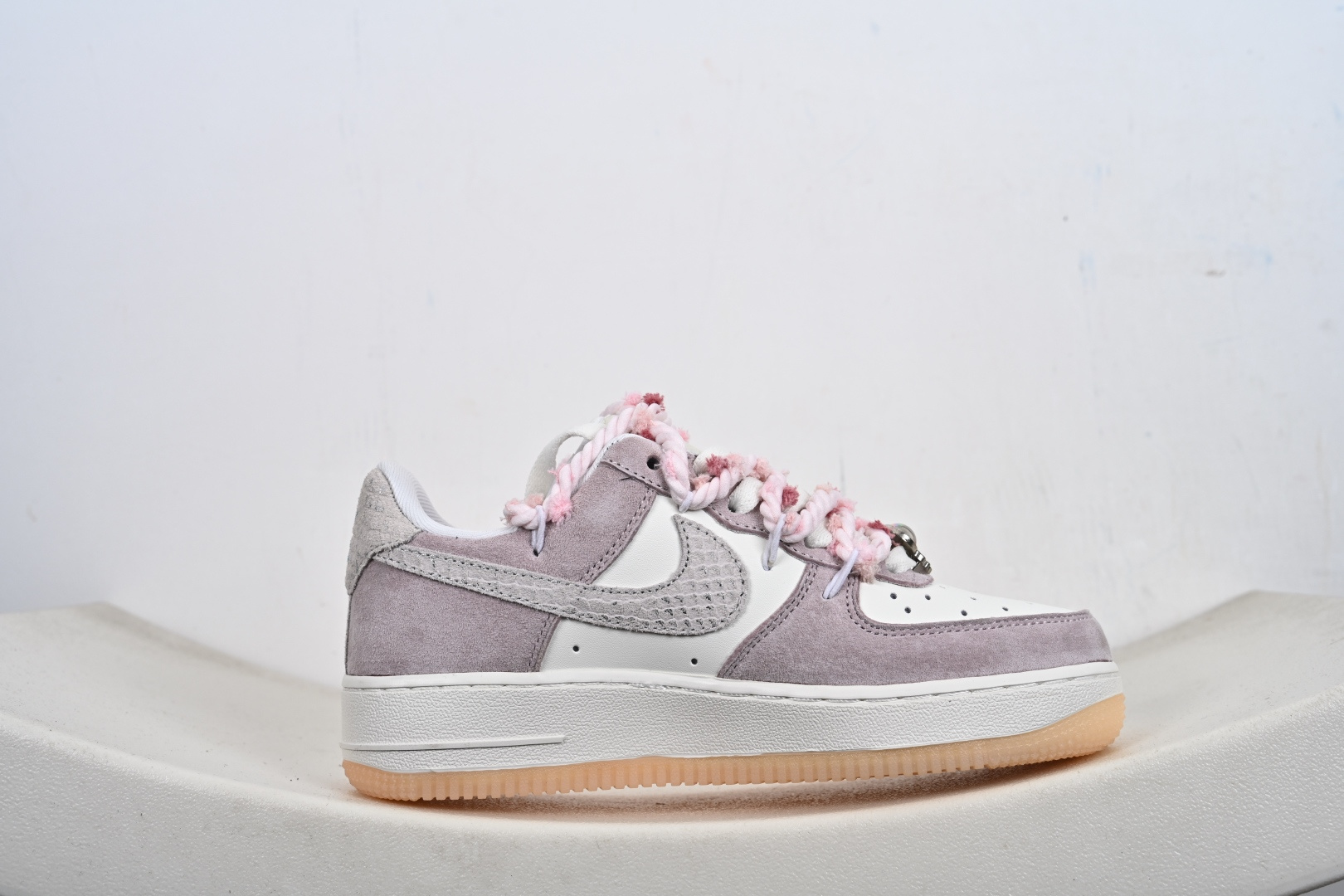 “芋泥告白”订制空军一号板鞋 该定制版球鞋选用原鞋款为Nike Air Force 1'07空军一号 FA5066-111 “芋泥告白”订制空军一号板鞋 该定制版球鞋选用原鞋款为Nike Air Force 1'07空军一号 FA5066-111