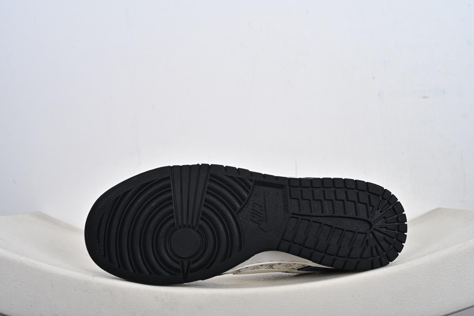 定制版 Nike Dunk Low Retro LV联名 周年高端定制 低帮休闲板鞋 KG6699-F01 定制版 Nike Dunk Low Retro LV联名 周年高端定制 低帮休闲板鞋 KG6699-F01