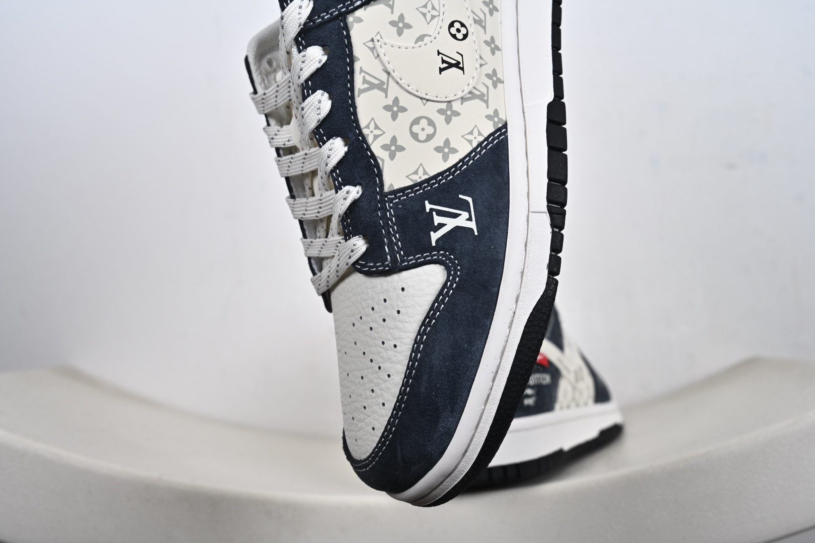 定制版 Nike Dunk Low Retro LV联名 周年高端定制 低帮休闲板鞋 KG6699-F01 定制版 Nike Dunk Low Retro LV联名 周年高端定制 低帮休闲板鞋 KG6699-F01