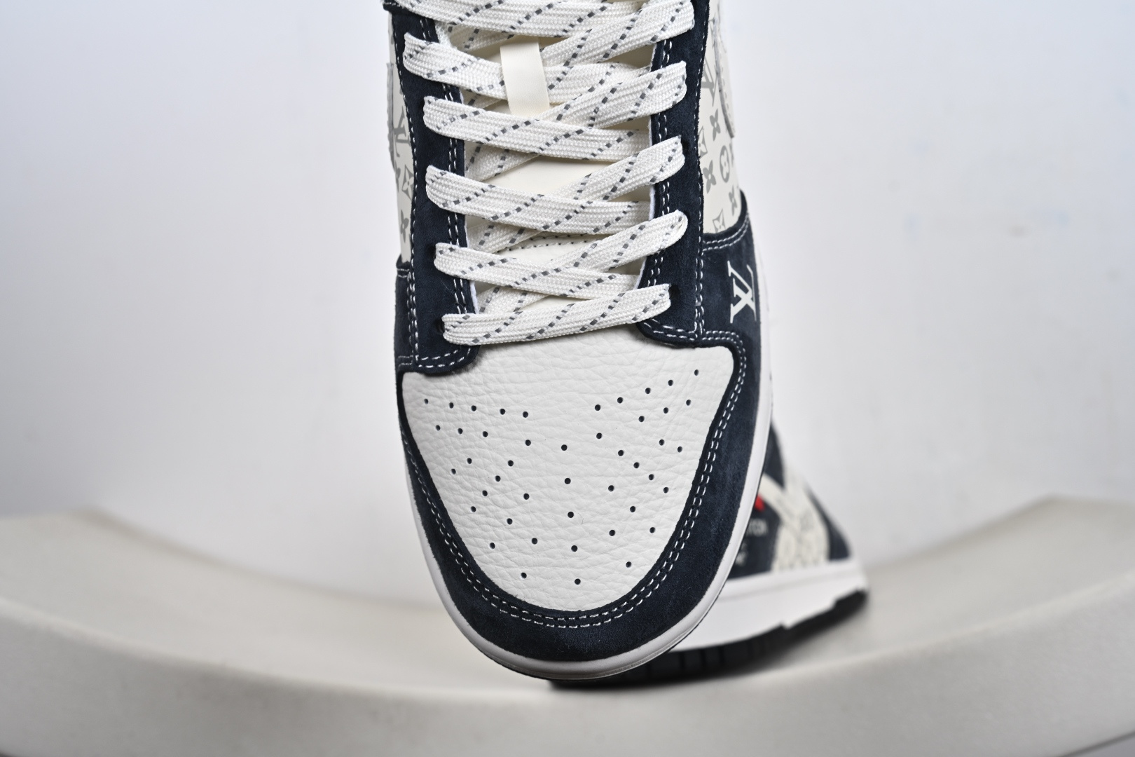 定制版 Nike Dunk Low Retro LV联名 周年高端定制 低帮休闲板鞋 KG6699-F01 定制版 Nike Dunk Low Retro LV联名 周年高端定制 低帮休闲板鞋 KG6699-F01