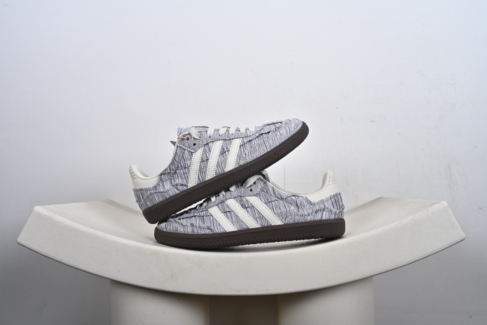 支持放店 Caroline Hu x Adidas Originals Samba OG 舒适百搭 防滑耐磨 低帮 阿迪达斯板鞋 少女心十足 细节点缀更是非常巧妙 充满趣味性 两副鞋带 可替换使用或花式系带 根据服饰的色彩随意切换造型 货号:JP9293 1-E5