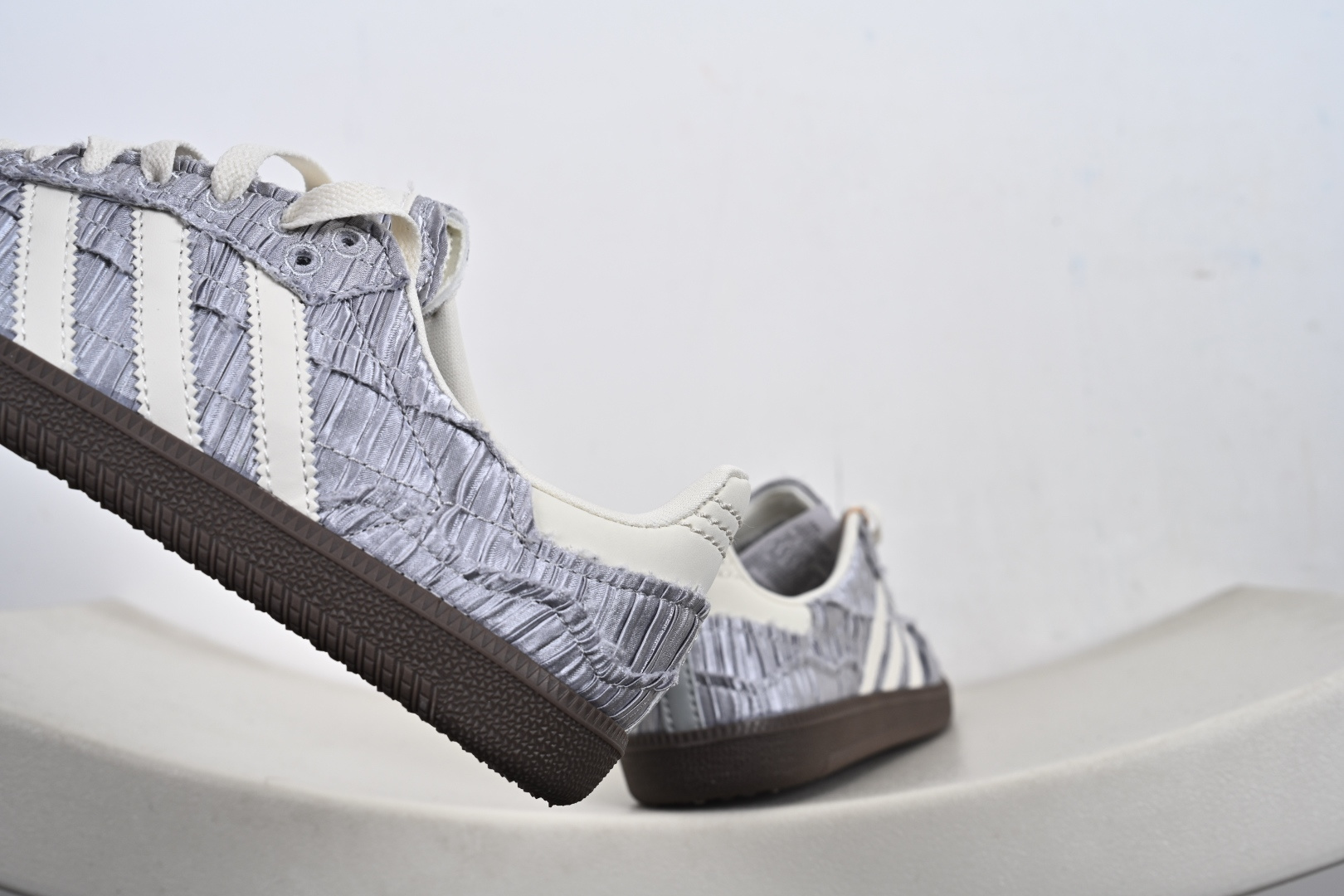 Caroline Hu x Adidas Originals Samba 舒适百搭 防滑耐磨 低帮 阿迪达斯板鞋 JP9283 Caroline Hu x Adidas Originals Samba 舒适百搭 防滑耐磨 低帮 阿迪达斯板鞋 JP9283