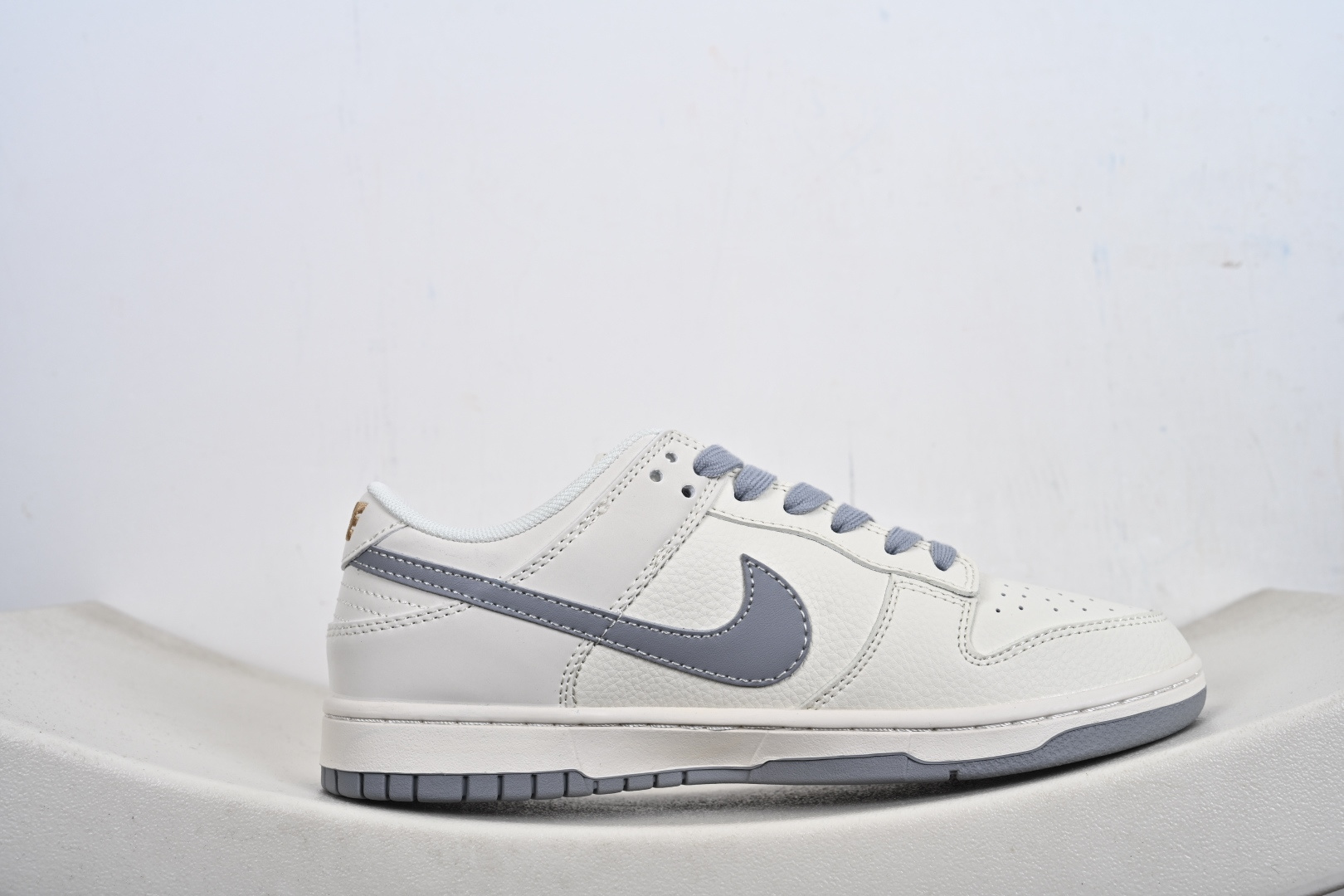 Nike SB Dunk Low 斯图西联名 米灰金标 周年高端定制 低帮休闲板鞋 JP1628-040 Nike SB Dunk Low 斯图西联名 米灰金标 周年高端定制 低帮休闲板鞋 JP1628-040