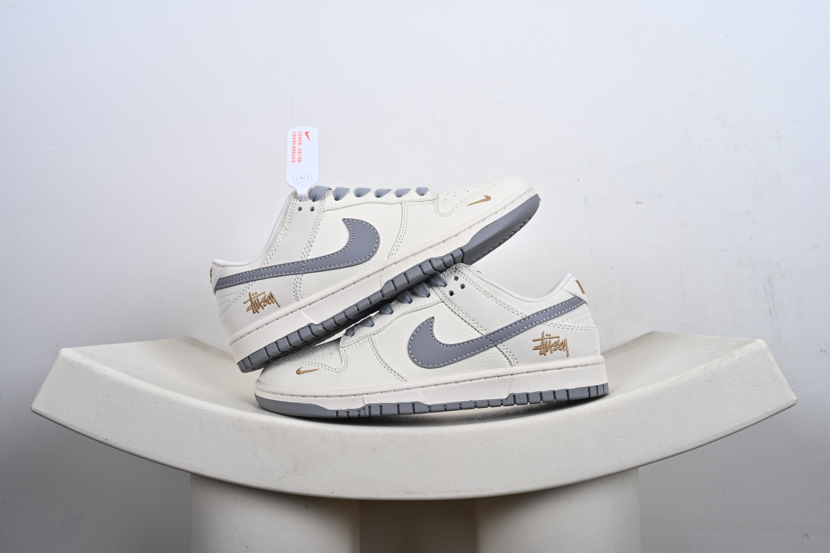 Nike SB Dunk Low 斯图西联名 米灰金标 周年高端定制 低帮休闲板鞋 JP1628-040 Nike SB Dunk Low 斯图西联名 米灰金标 周年高端定制 低帮休闲板鞋 JP1628-040