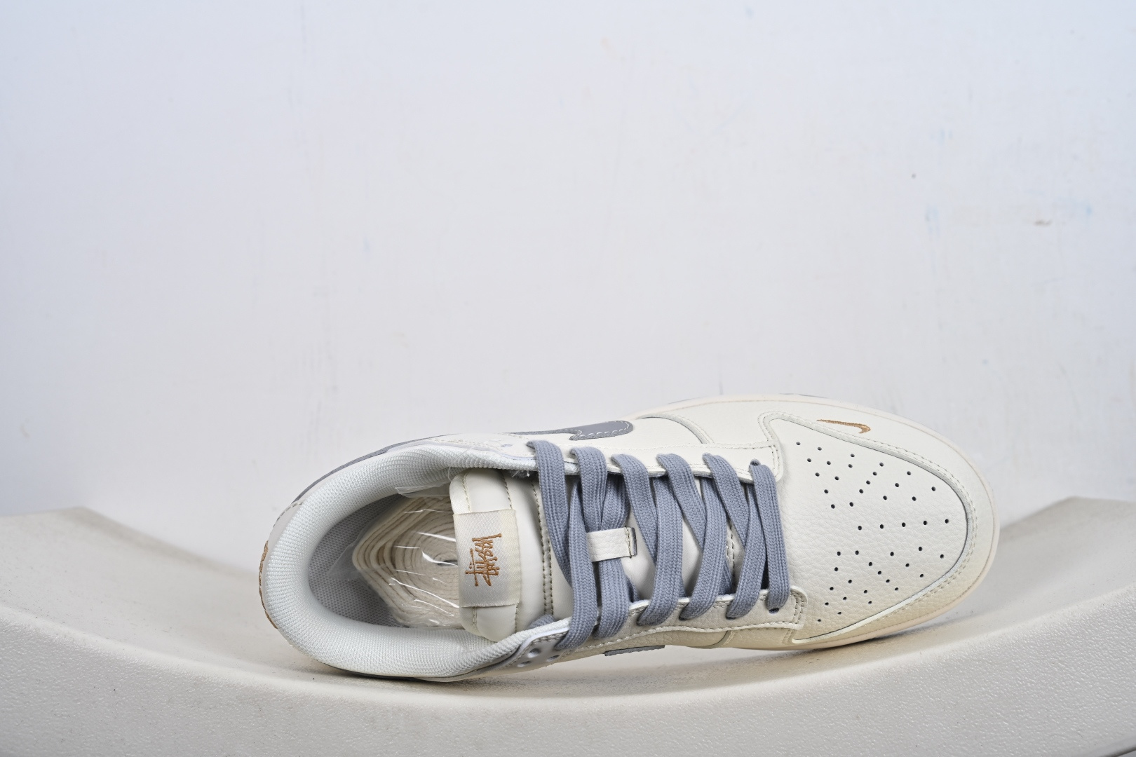 Nike SB Dunk Low 斯图西联名 米灰金标 周年高端定制 低帮休闲板鞋 JP1628-040 Nike SB Dunk Low 斯图西联名 米灰金标 周年高端定制 低帮休闲板鞋 JP1628-040
