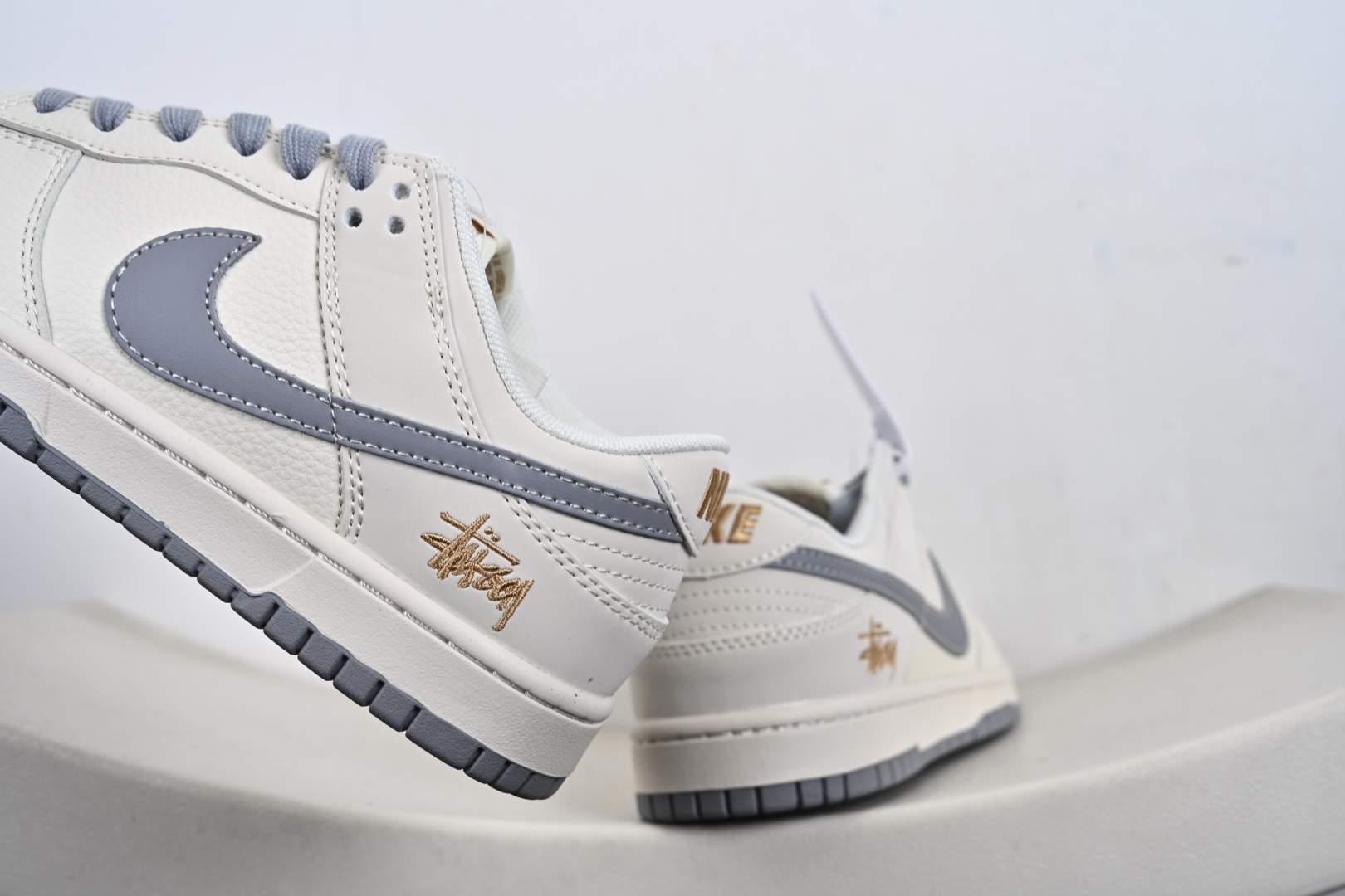 Nike SB Dunk Low 斯图西联名 米灰金标 周年高端定制 低帮休闲板鞋 JP1628-040 Nike SB Dunk Low 斯图西联名 米灰金标 周年高端定制 低帮休闲板鞋 JP1628-040